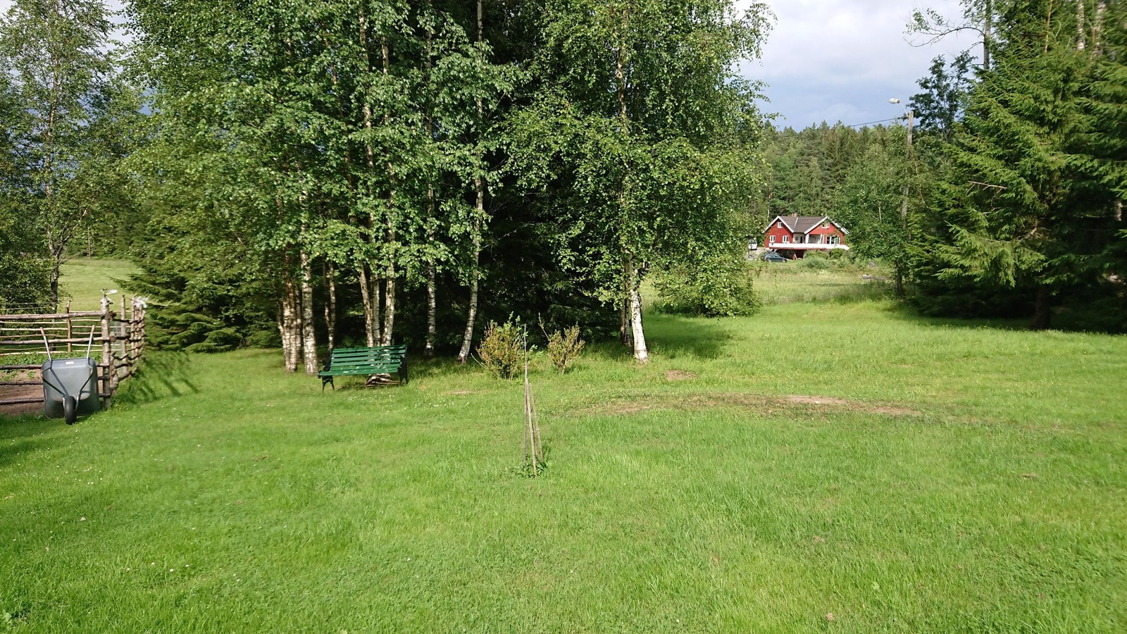 stor, opparbeidet hage med flott utsikt Galleribilde