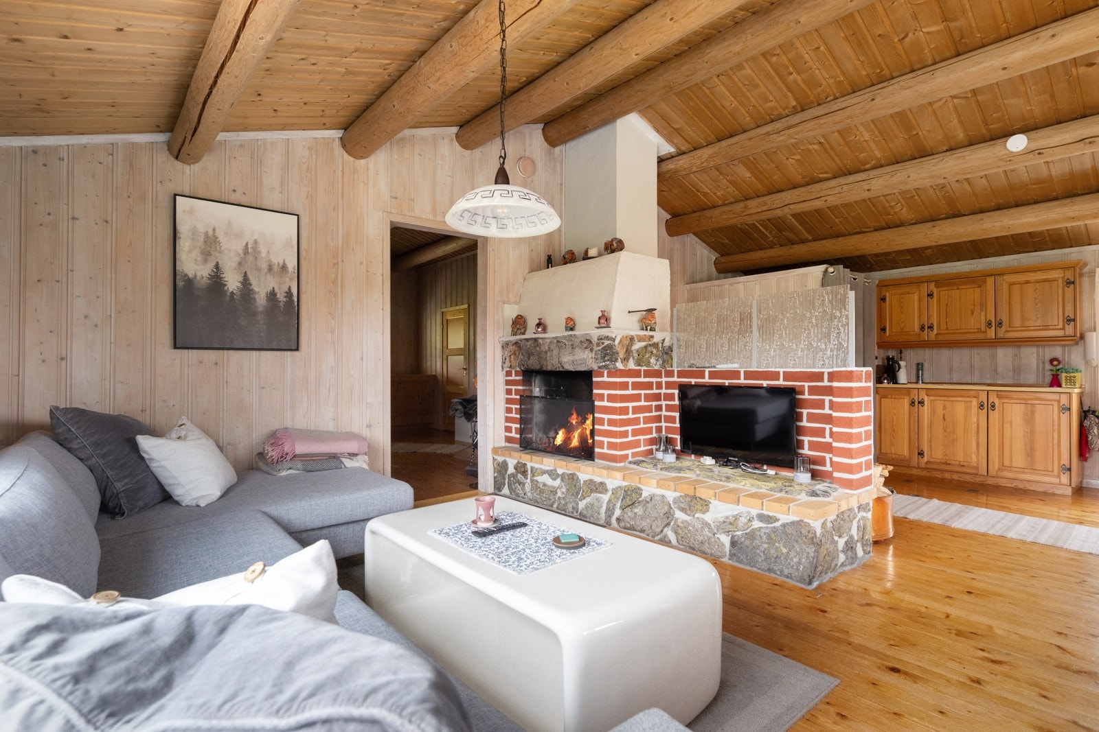 Stuen har en koselig peis som skaper varme og stemning på kjølige kvelder. Galleribilde