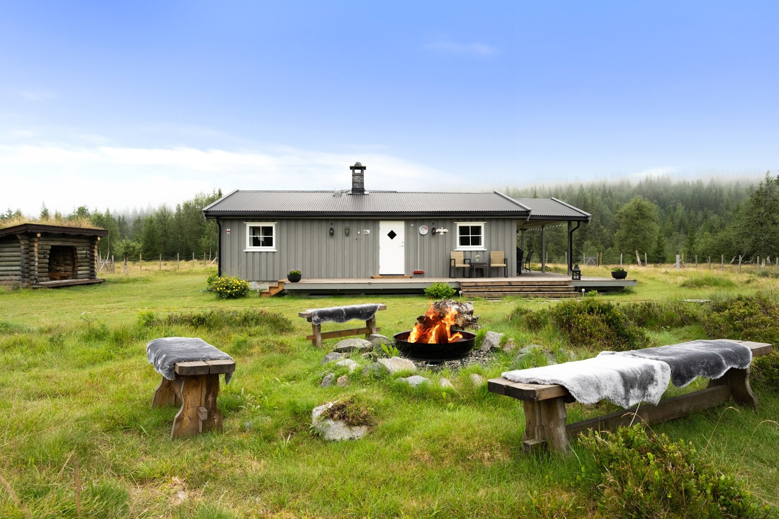 Dette er en trivelig fritidsbolig uten innlagt vann og avløp, som byr på ekte hyttestemning og enkel komfort, ideell for deg som ønsker å trekke deg tilbake fra hverdagens kjas og mas! Galleribilde