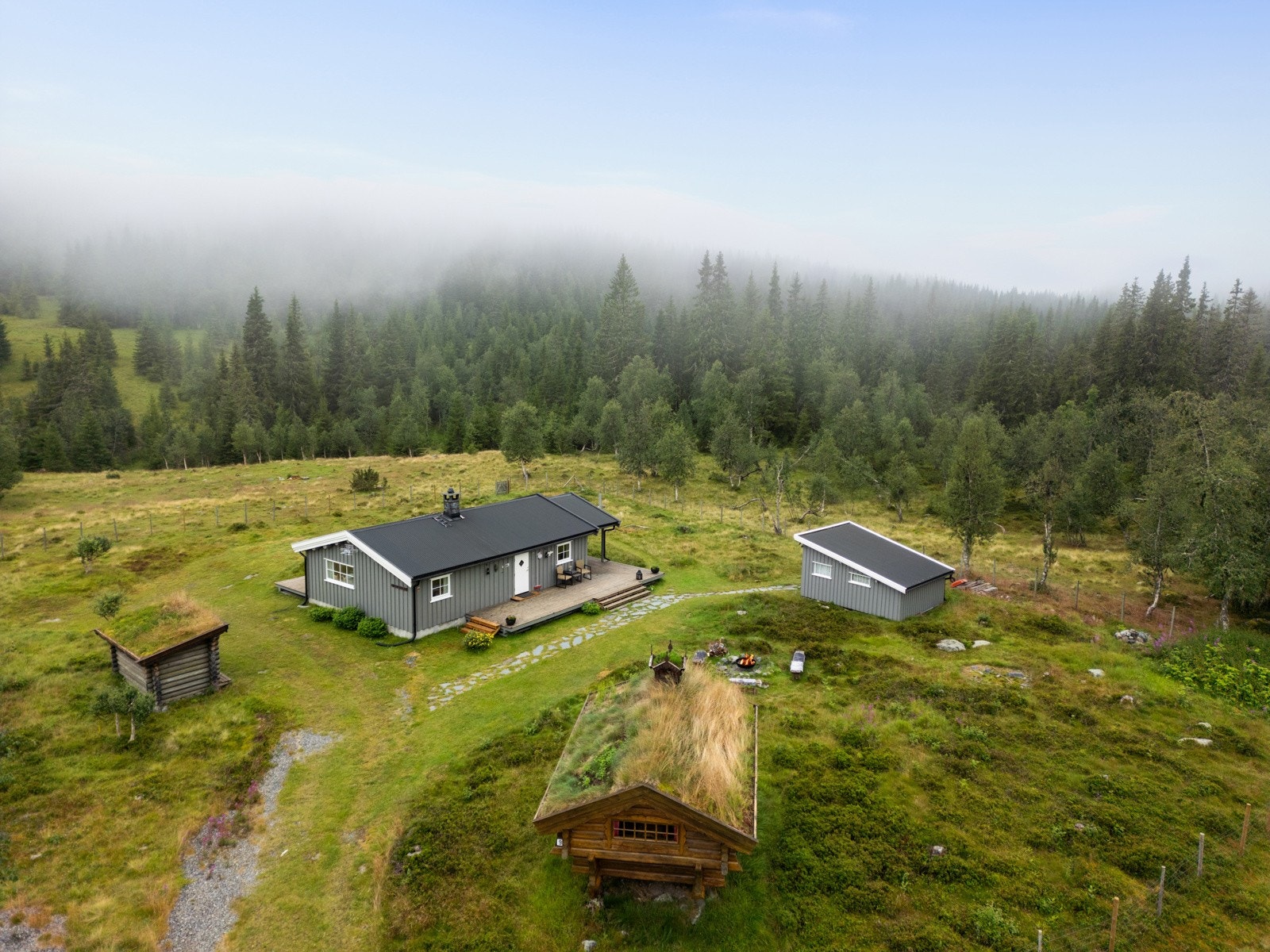 Hytta ligger i et hyttetun i Nordre Land har en rolig og fin beliggenhet i flotte turområder med jakt- og fiskemuligheter. Galleribilde
