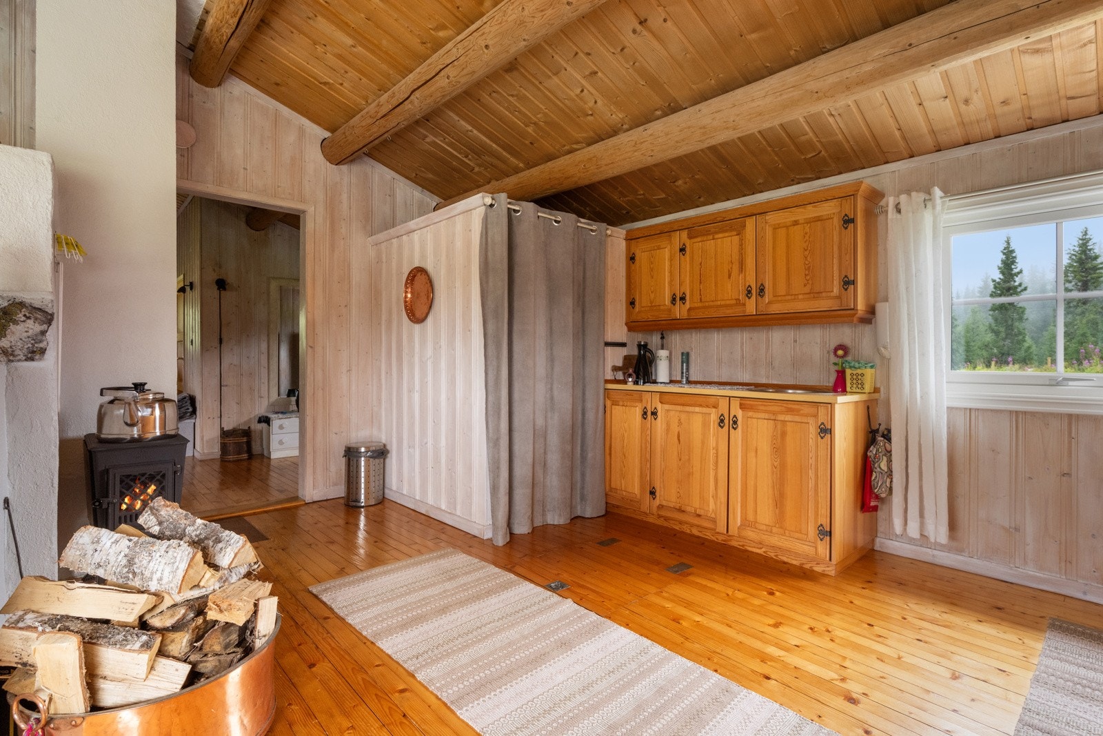 Strømforsyningen skjer via et 12V-anlegg med solcelle og batteribank, og det er separat pumpehus med manuell vannpumpe fra brønn. Galleribilde