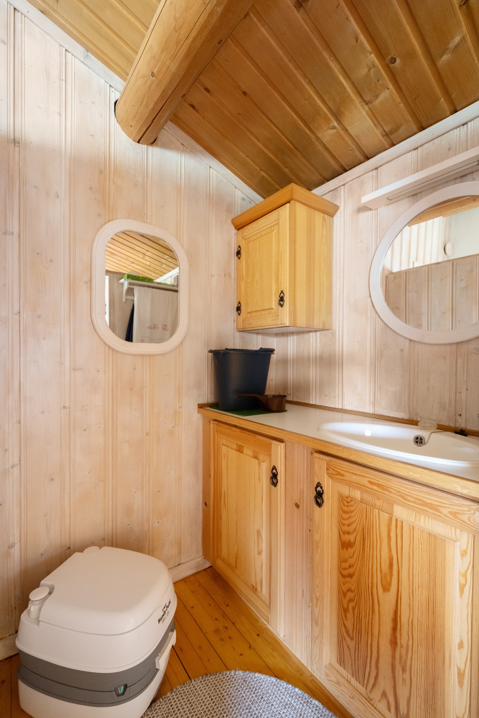 Toalettrom med Porta Potti - en praktisk løsning for hytter uten innlagt vann og avløp. Galleribilde