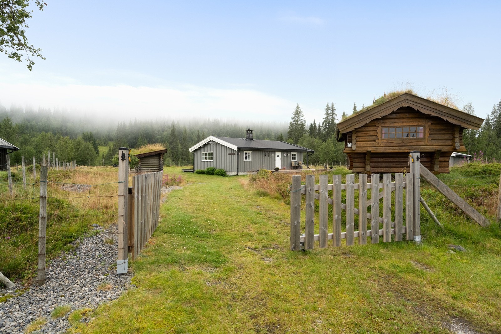Nydelig hyttetun i naturskjønne omgivelser Galleribilde