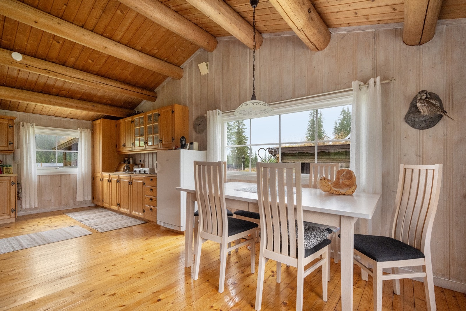 Det er god plass til både sofa og spisebord, slik at du kan samle familie og venner til hyggelige måltider og rolige stunder. Galleribilde