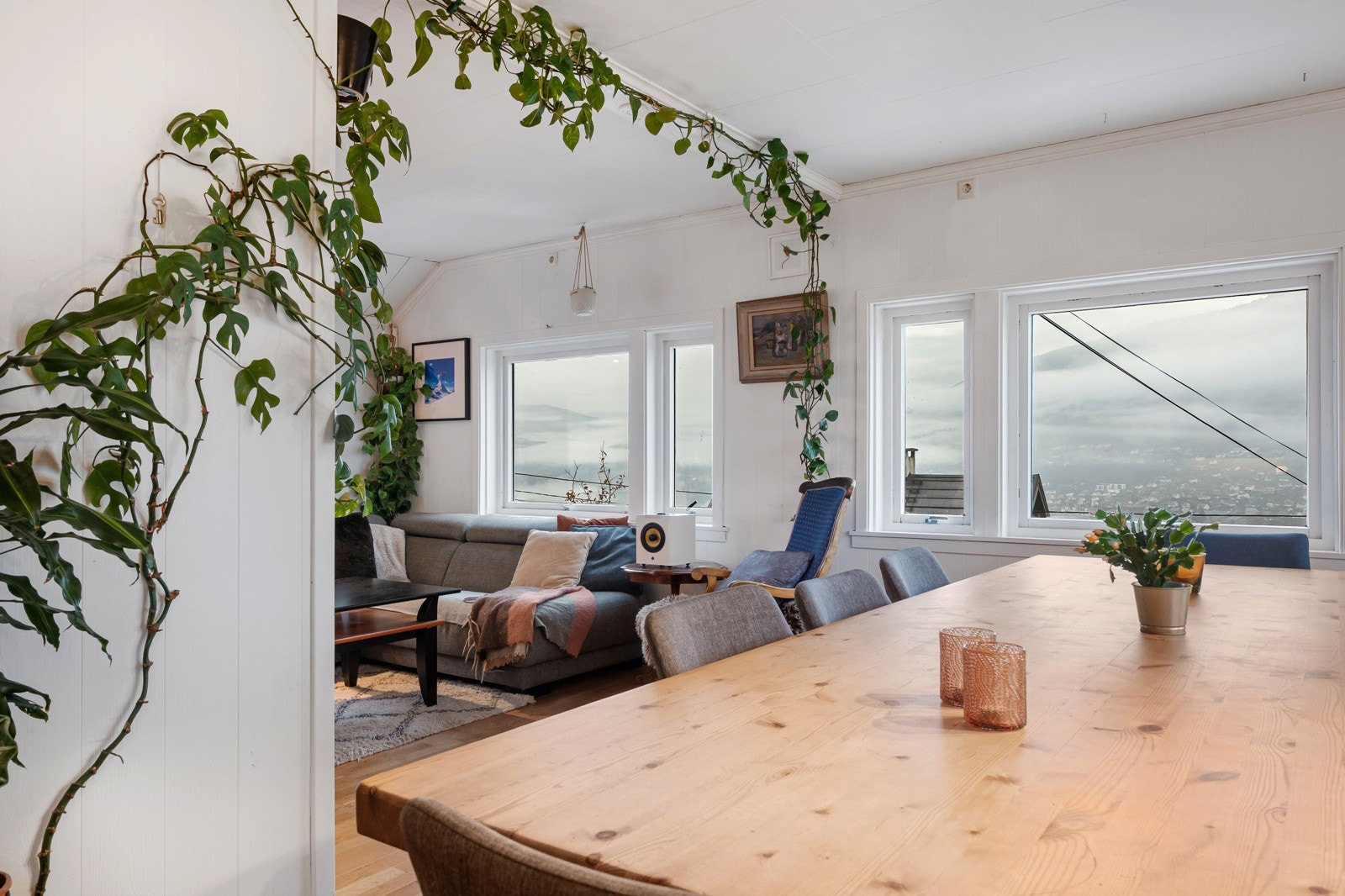 Store vindusflater gir herlig utsikt og godt med lys. Galleribilde