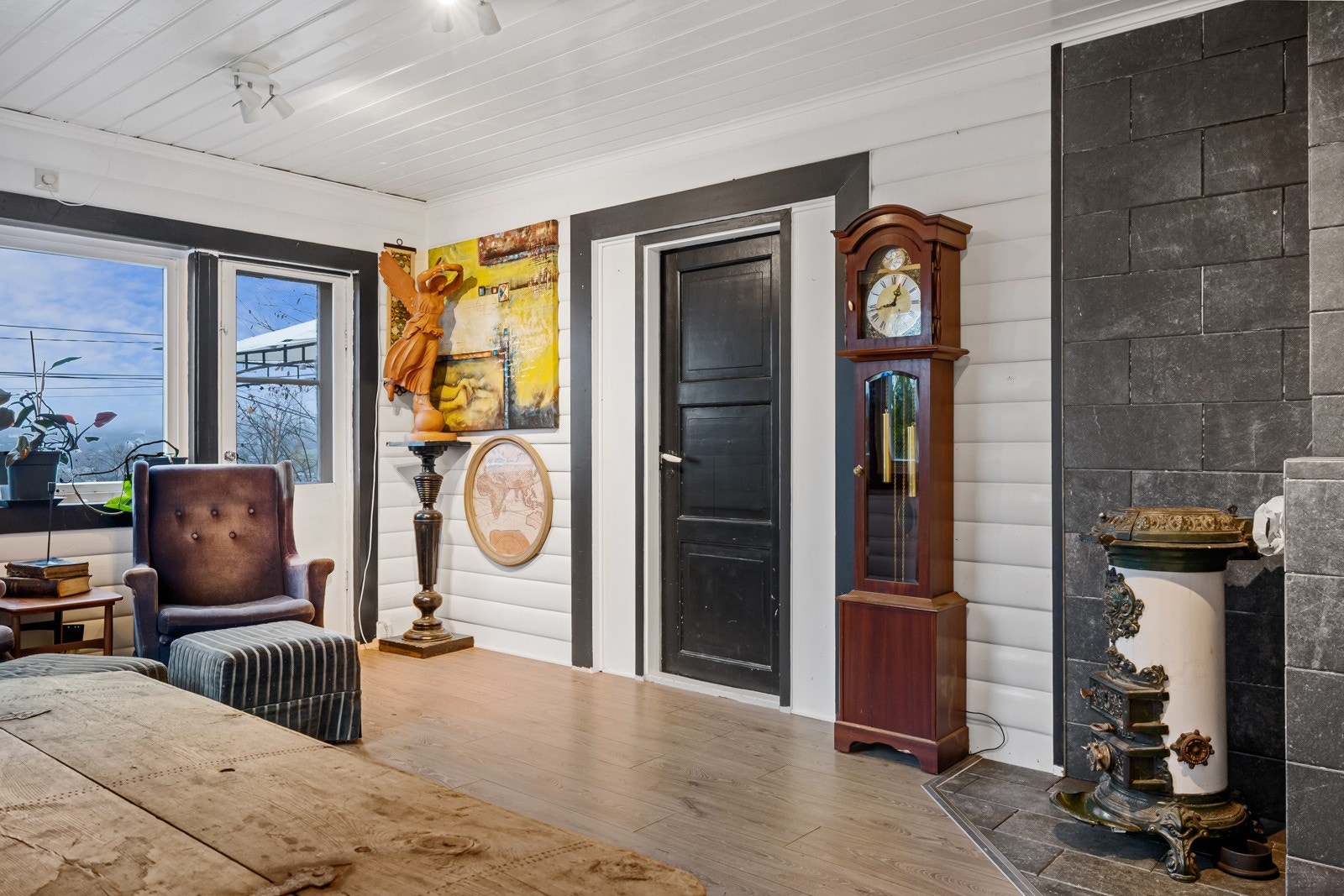 I tillegg til entré og hall har 1. etg. 4 soverom og bad. Galleribilde