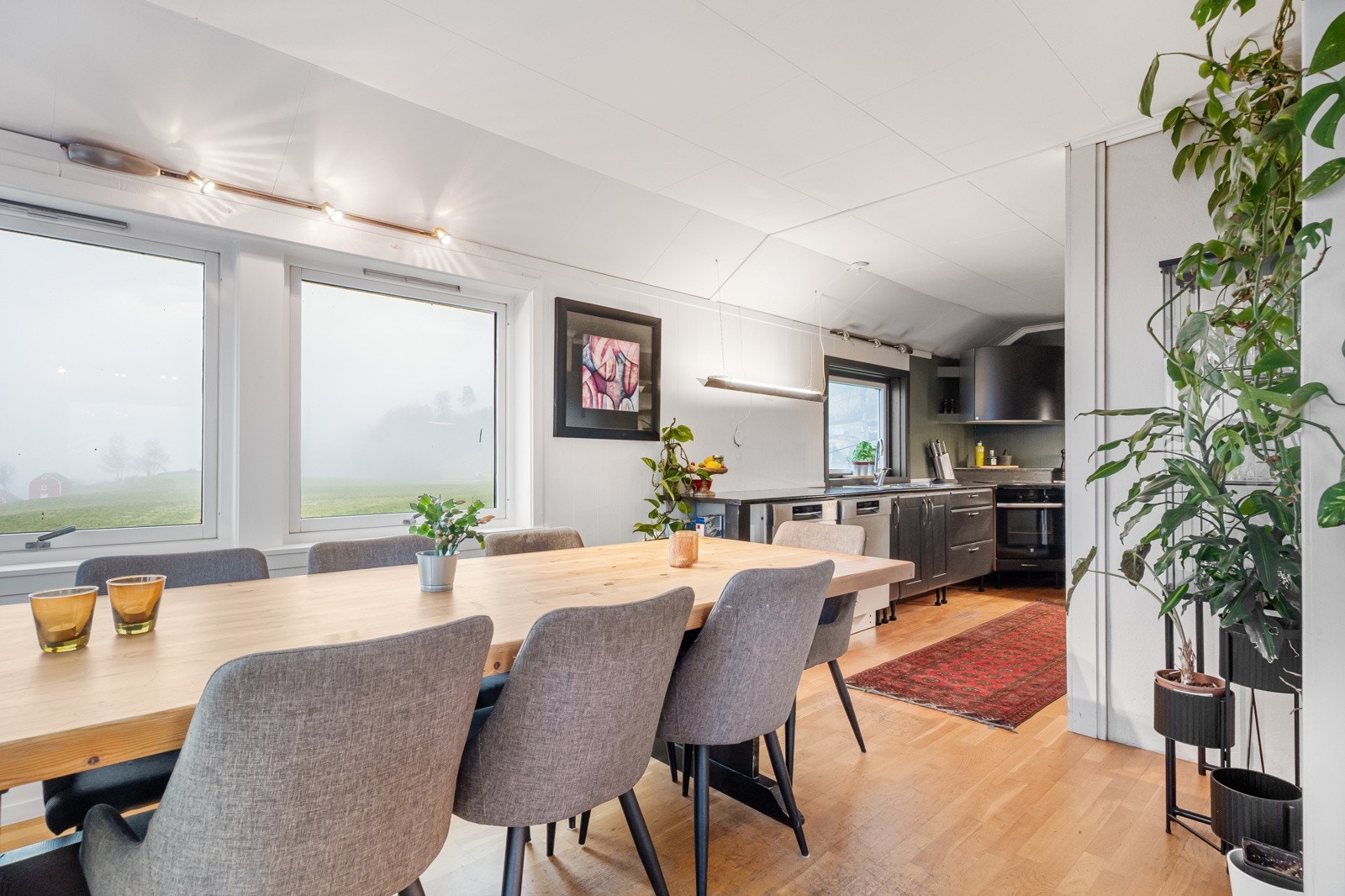 Spisestue og kjøkken i praktisk åpen løsning. Galleribilde