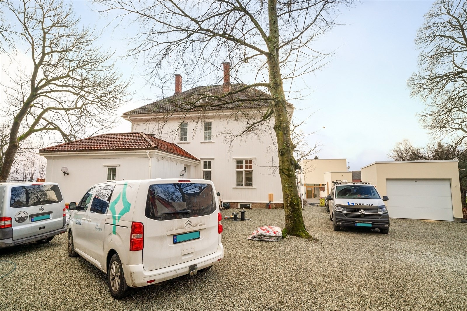 Stor gruset gårdsplass. 2- p-plasser følger seksjonen. Galleribilde