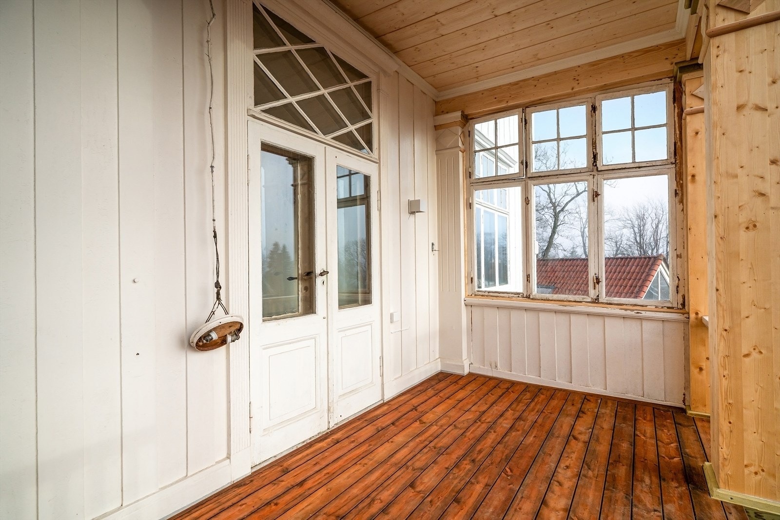 Balkongen er satt i stand med utskifting av råteskadet treverk. Galleribilde