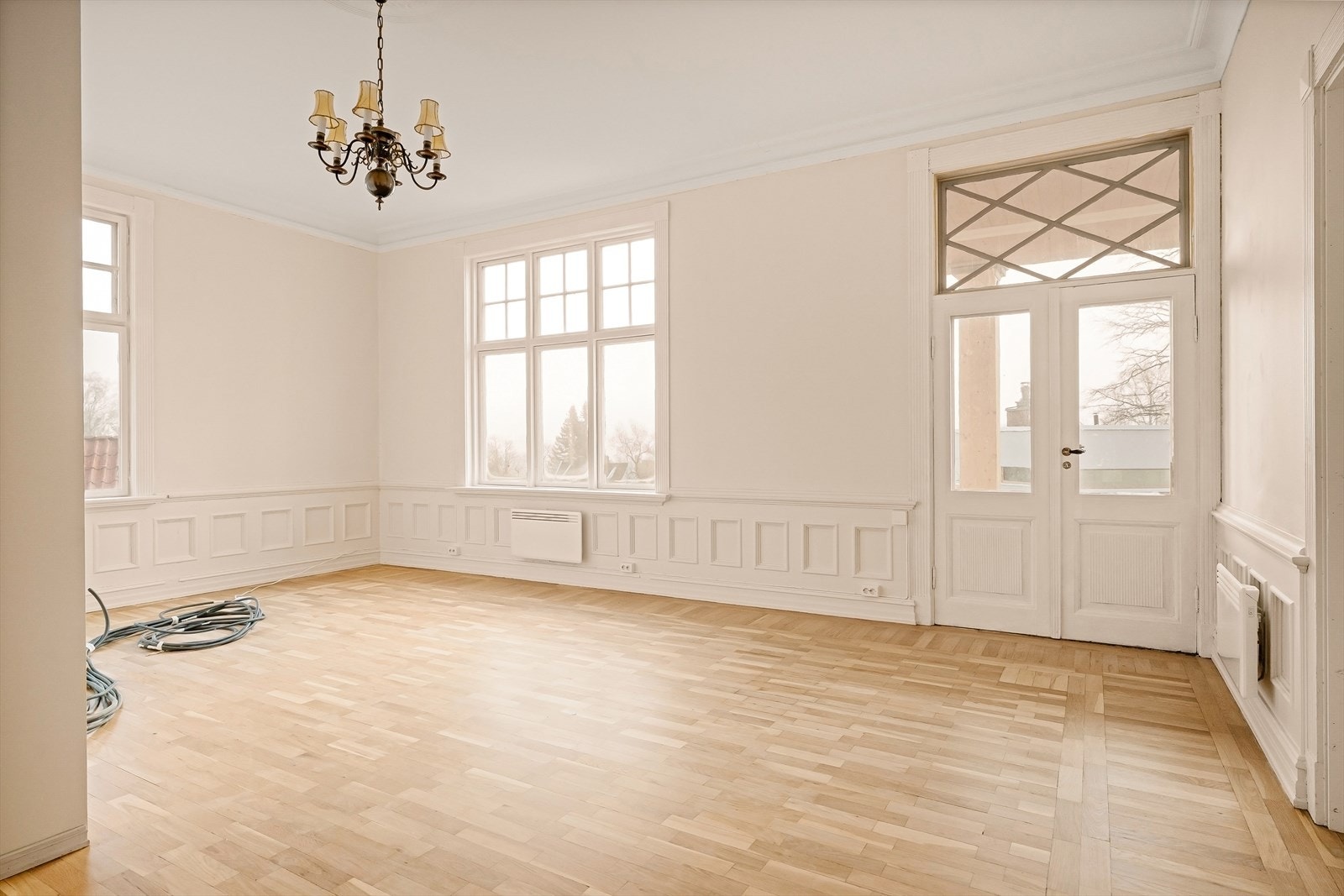 Stor lys stue som er klargjort for montering av kjøkken Galleribilde