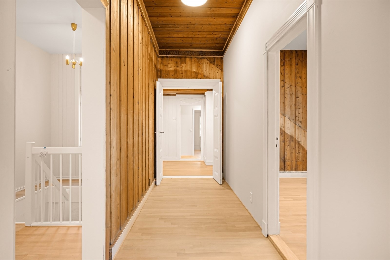 Mellomgang med hovedsoverom til høyre. Trapp til kjeller til venstre Galleribilde