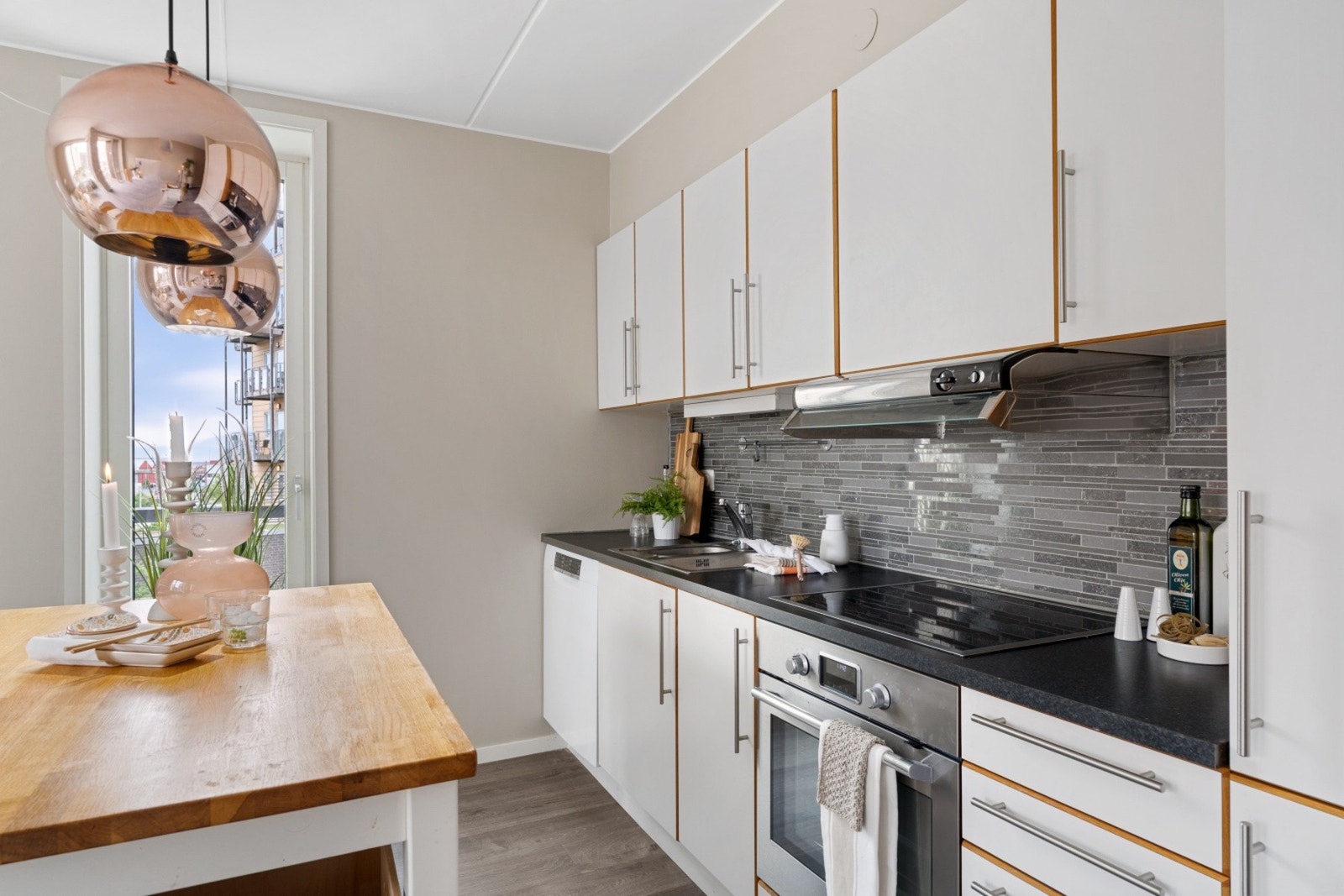 Kjøkkenet har integrerte hvitvarer som medfølger handelen. Galleribilde