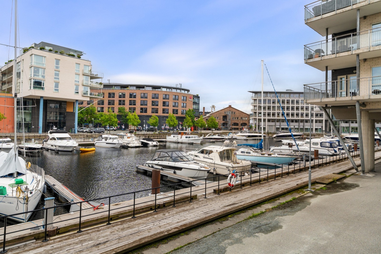 Leiligheten har en fantastisk beliggenhet på Solsiden med kort avstand til både båtmarina, shoppingmuligheter og studieplasser. Galleribilde