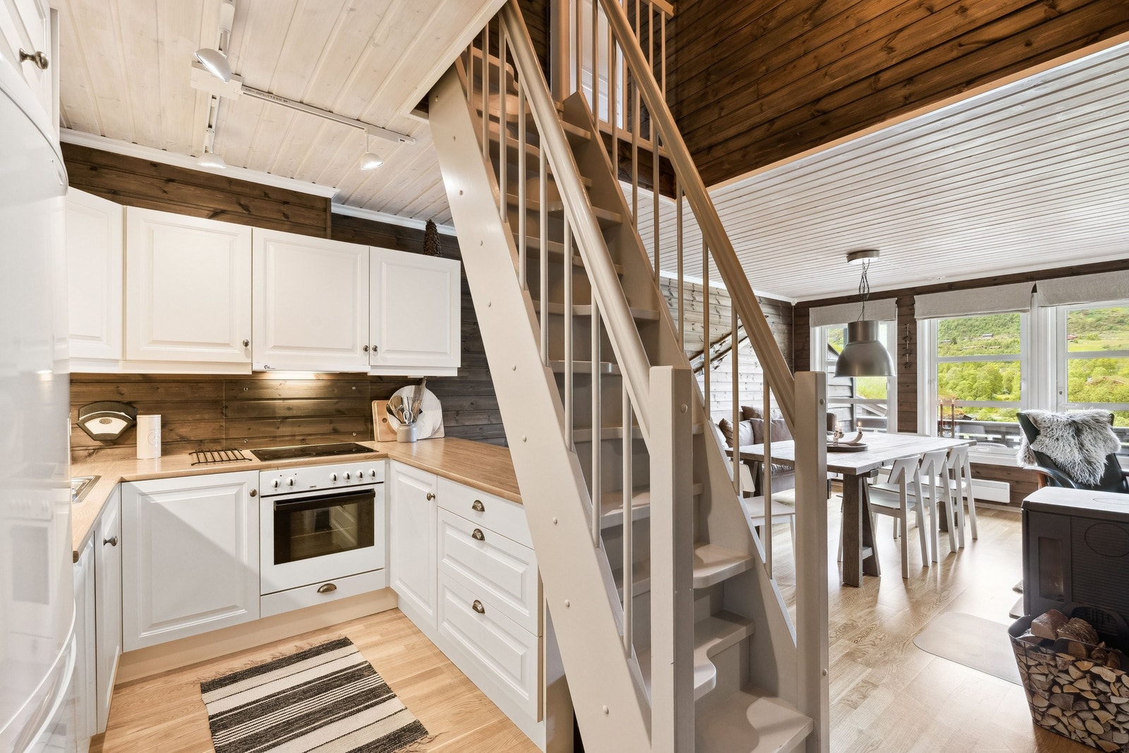 Med fjernstyrte varmeovner kan du skru på varmen et par timer før ankomst – alltid en varm og lun velkomst! Galleribilde