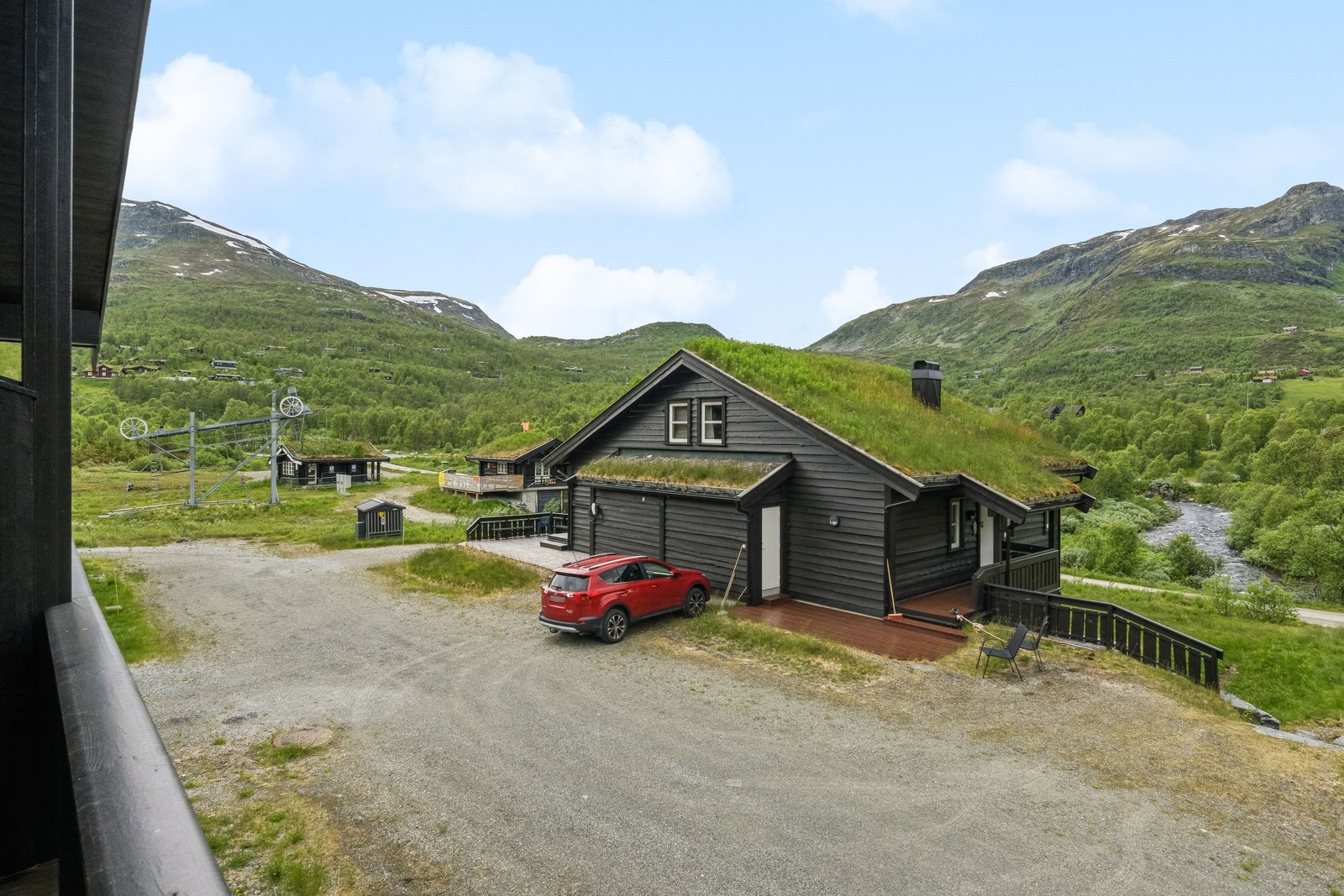 Utsikt fra balkog der man ser skiheis til venstre i bildet Galleribilde