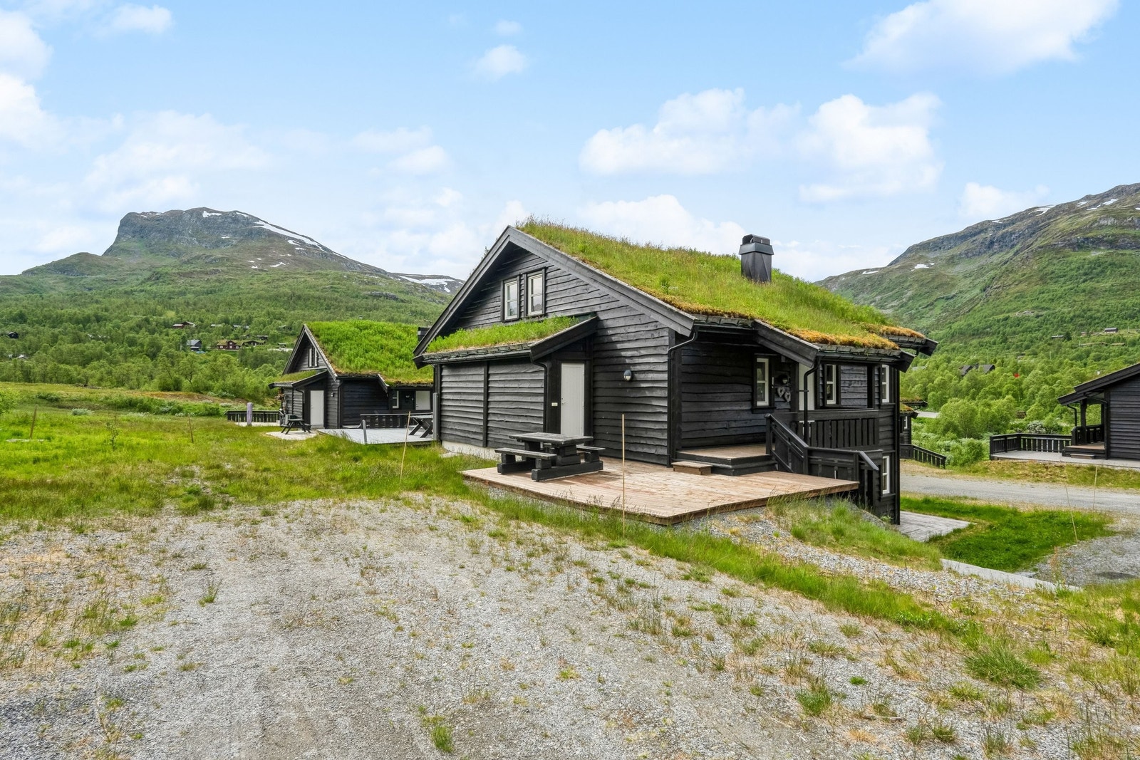 Man kan parkere rett ved inngangsdøren, det er utvendig stikkontakt til lading av elbil, og man kan også enbkelt legge opp egen ellbillader Galleribilde