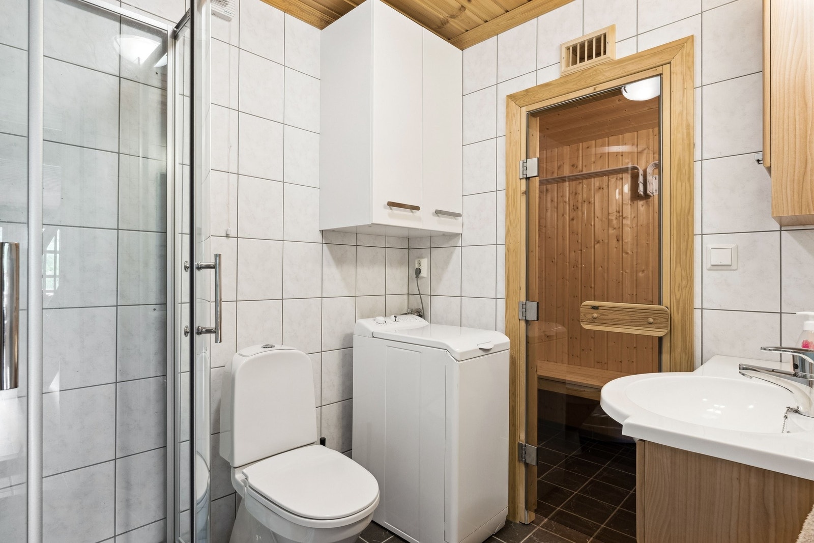 Bad - inngang direkte til sauna Galleribilde