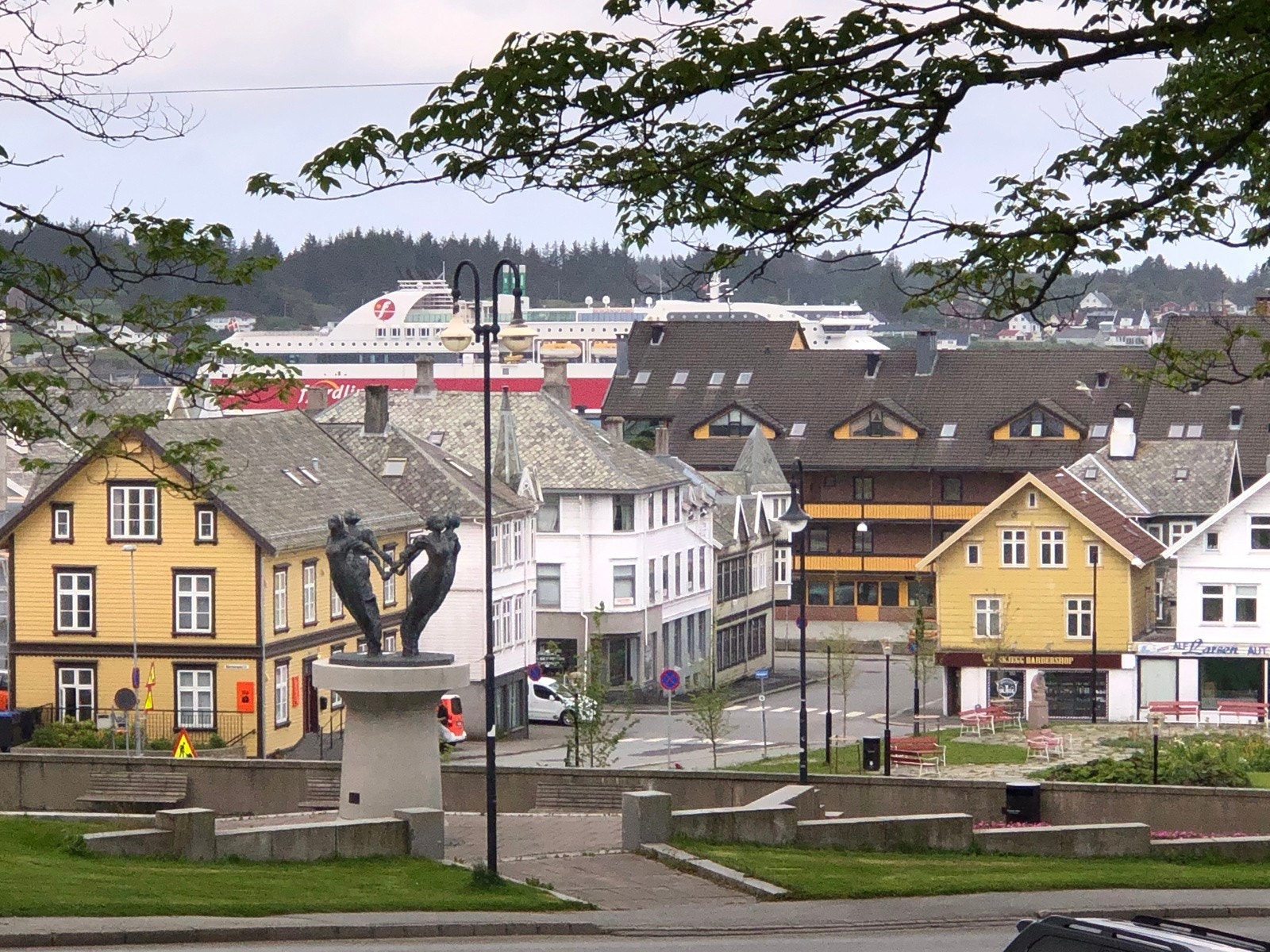 Utsikt fra stuevindu i 1. etg. mot vest. Fjordline passerer mot Bergen. Galleribilde