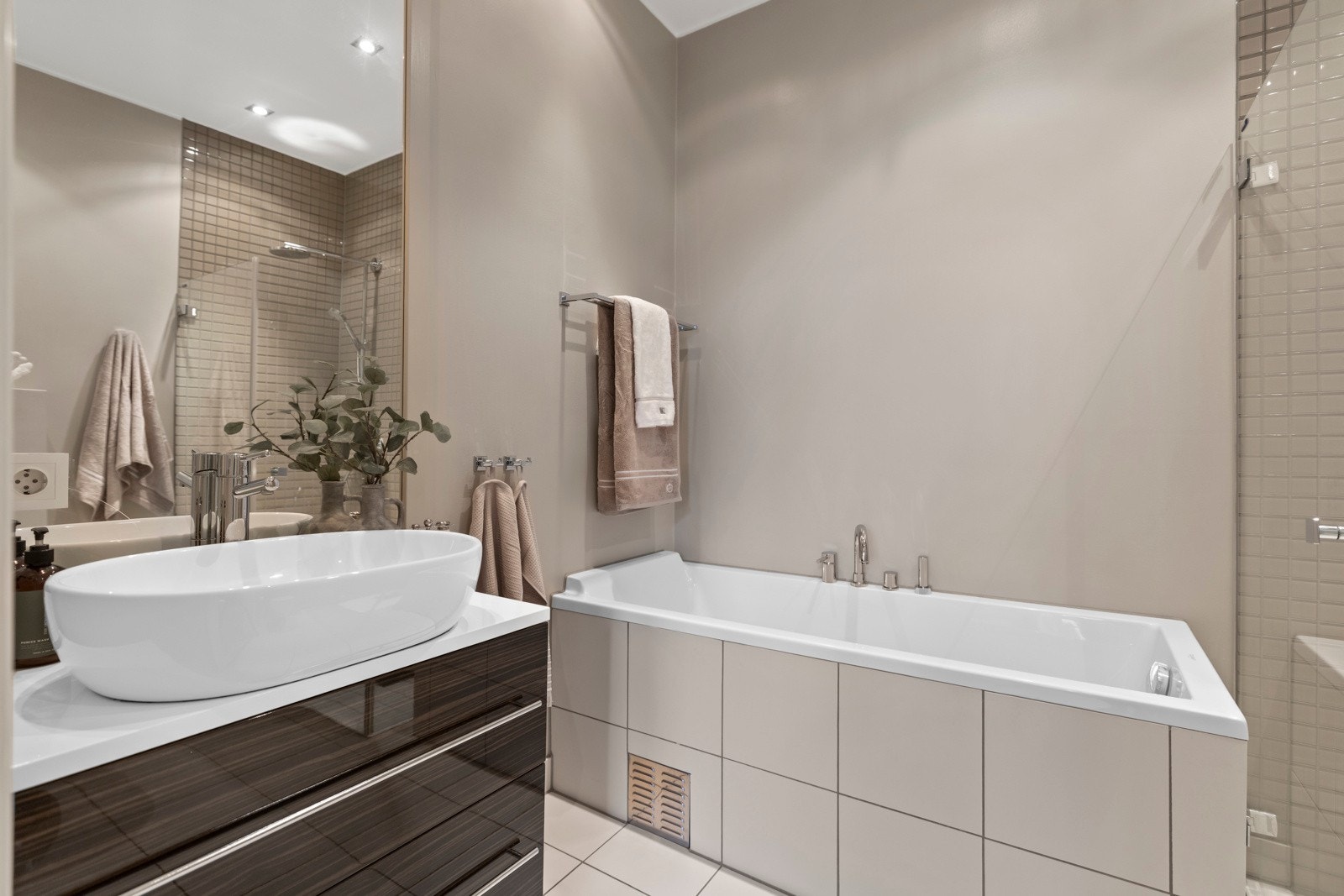 Videre inn i boligen kommer vi til hovedbadet - et rom for velvære i hverdagen. Galleribilde