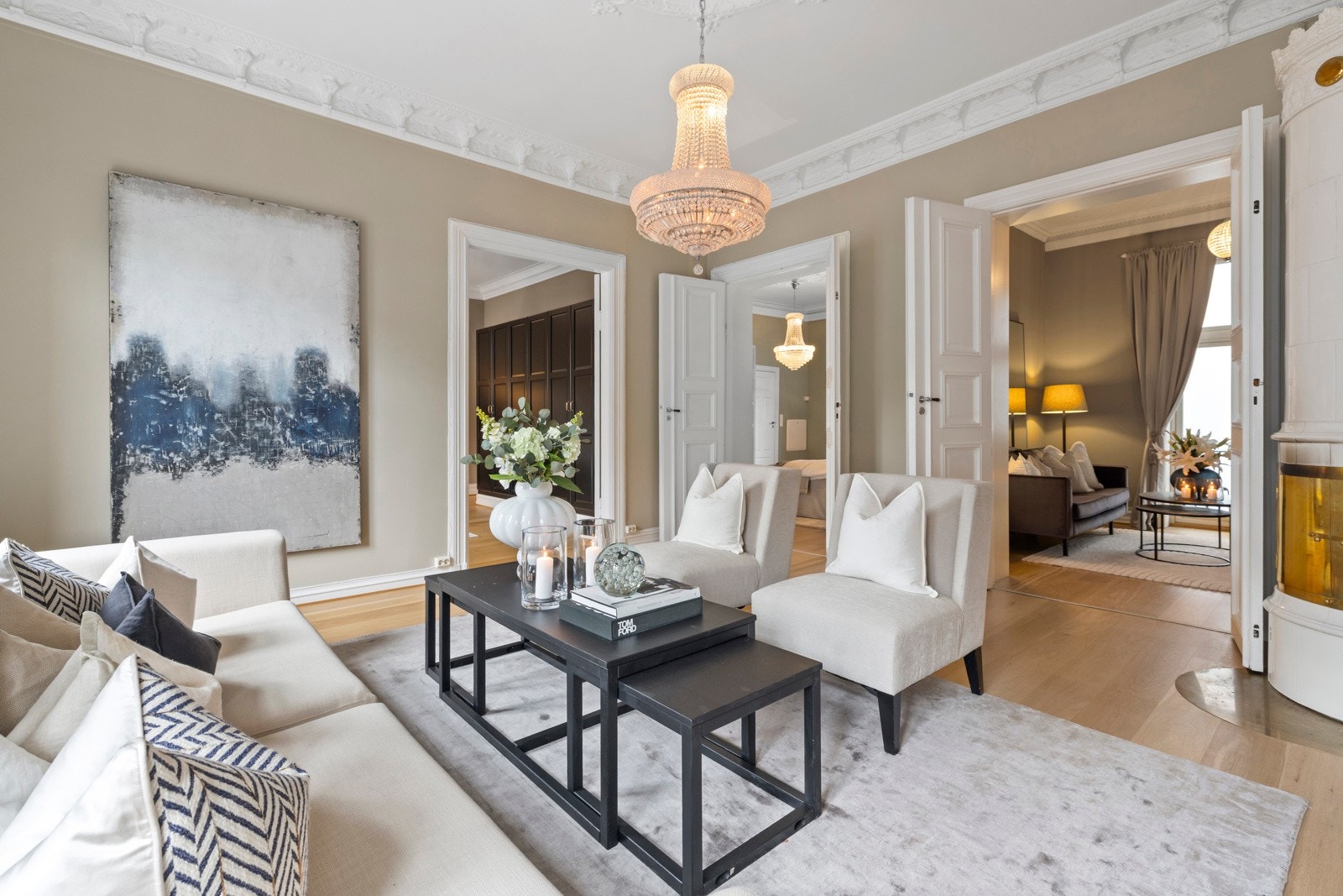 Stuen har plass til både salong og spisebord - perfekt for selskaper og sosiale sammenkomster. Galleribilde