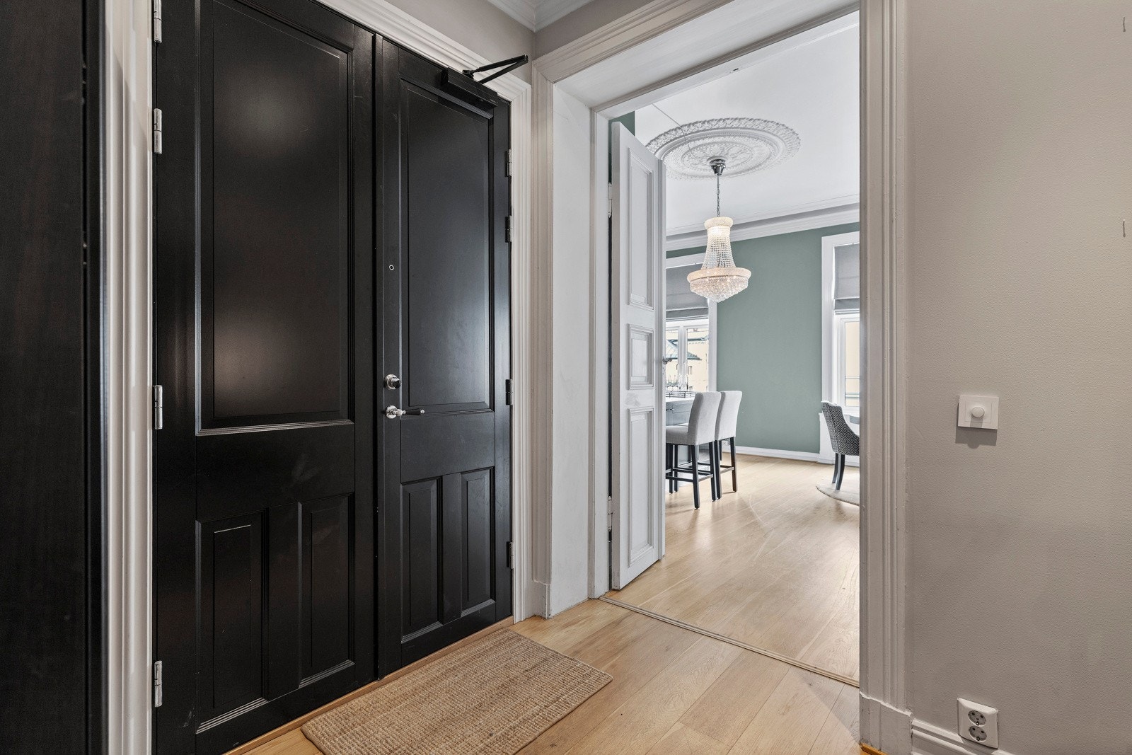 Her har du god plass til yttertøy og oppbevaring i plassbygde skap - en elegant og funksjonell velkomst. Galleribilde