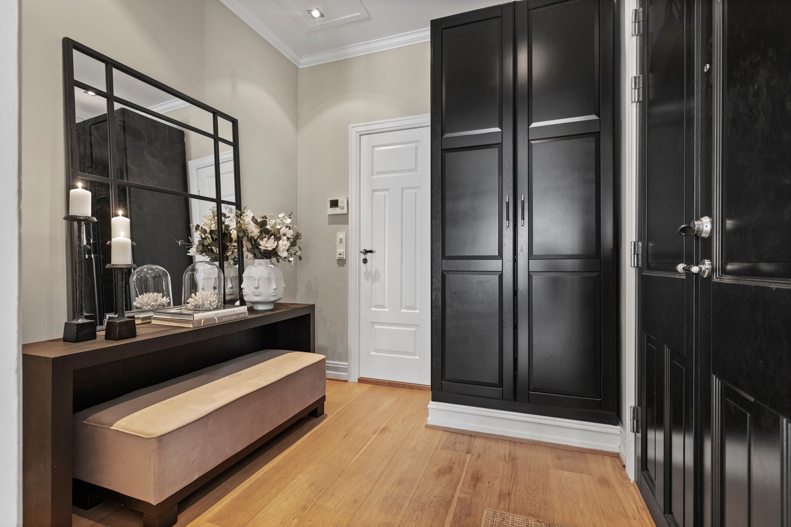 Du ønskes velkommen inn i boligen av en imponerende entre med stukkatur, rosett og mørke kontraster - et førsteintrykk som setter standarden. Galleribilde