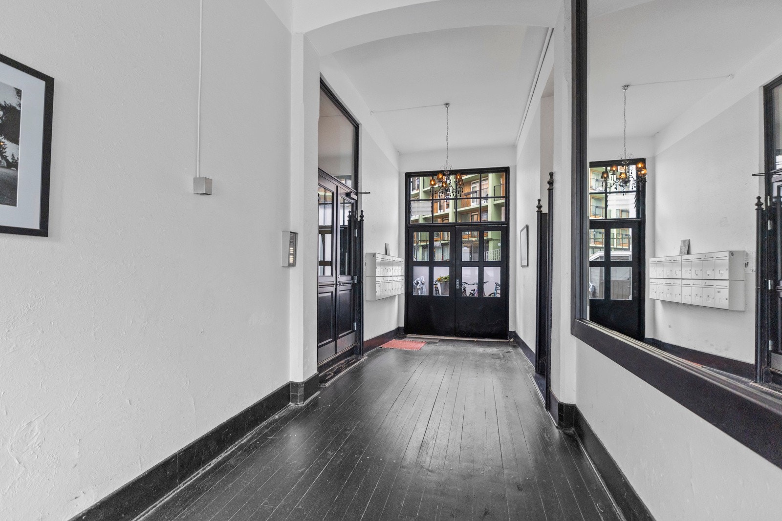 Klassisk Frogner-oppgang med original sjel og moderne preg - en verdig inngang til en eksklusiv leilighet. Galleribilde