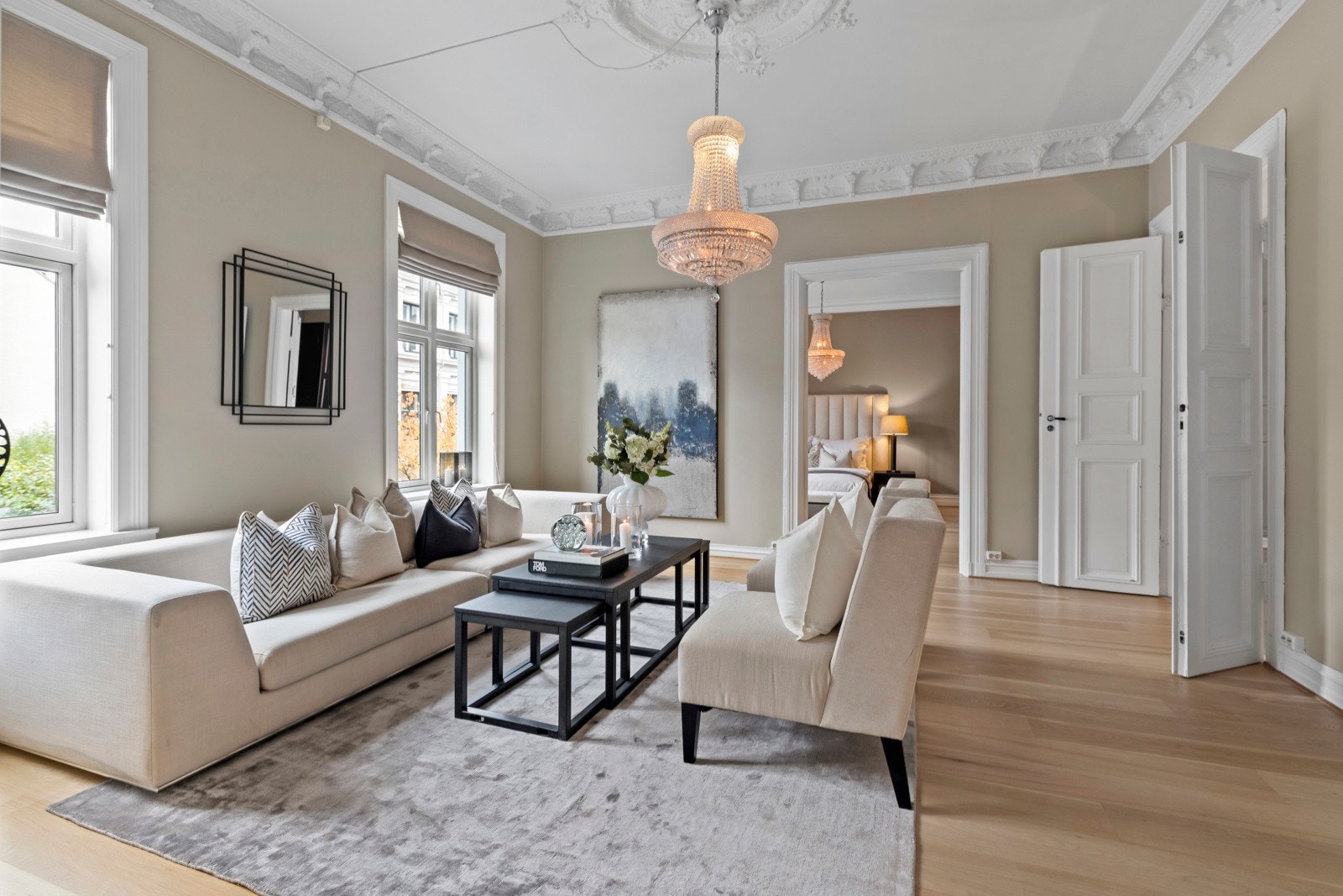 De store vinduene slipper inn rikelig med dagslys og fremhever de vakre parkettgulvene. Galleribilde