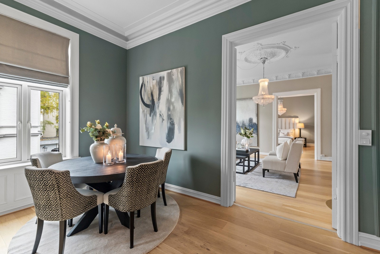 Fra kjøkkenet har du åpen forbindelse mot stuen - perfekt flyt mellom matlaging og sosiale soner. Galleribilde