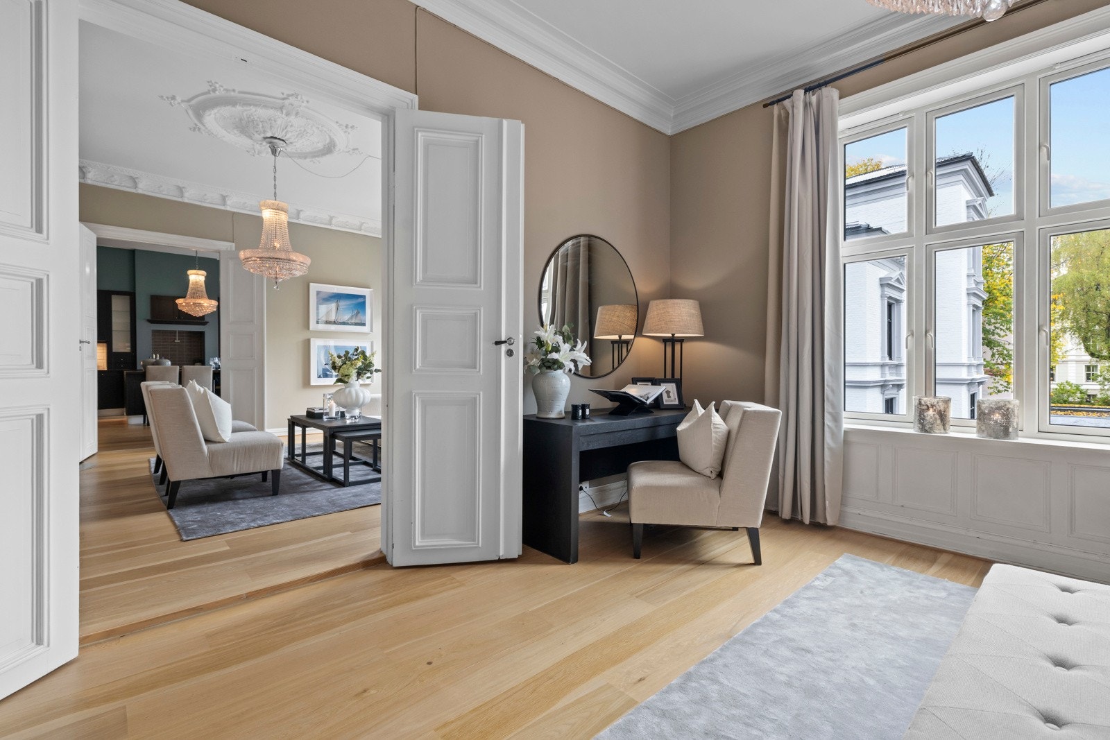 Store vinduer slipper inn et behagelig lys gjennom dagen. Galleribilde