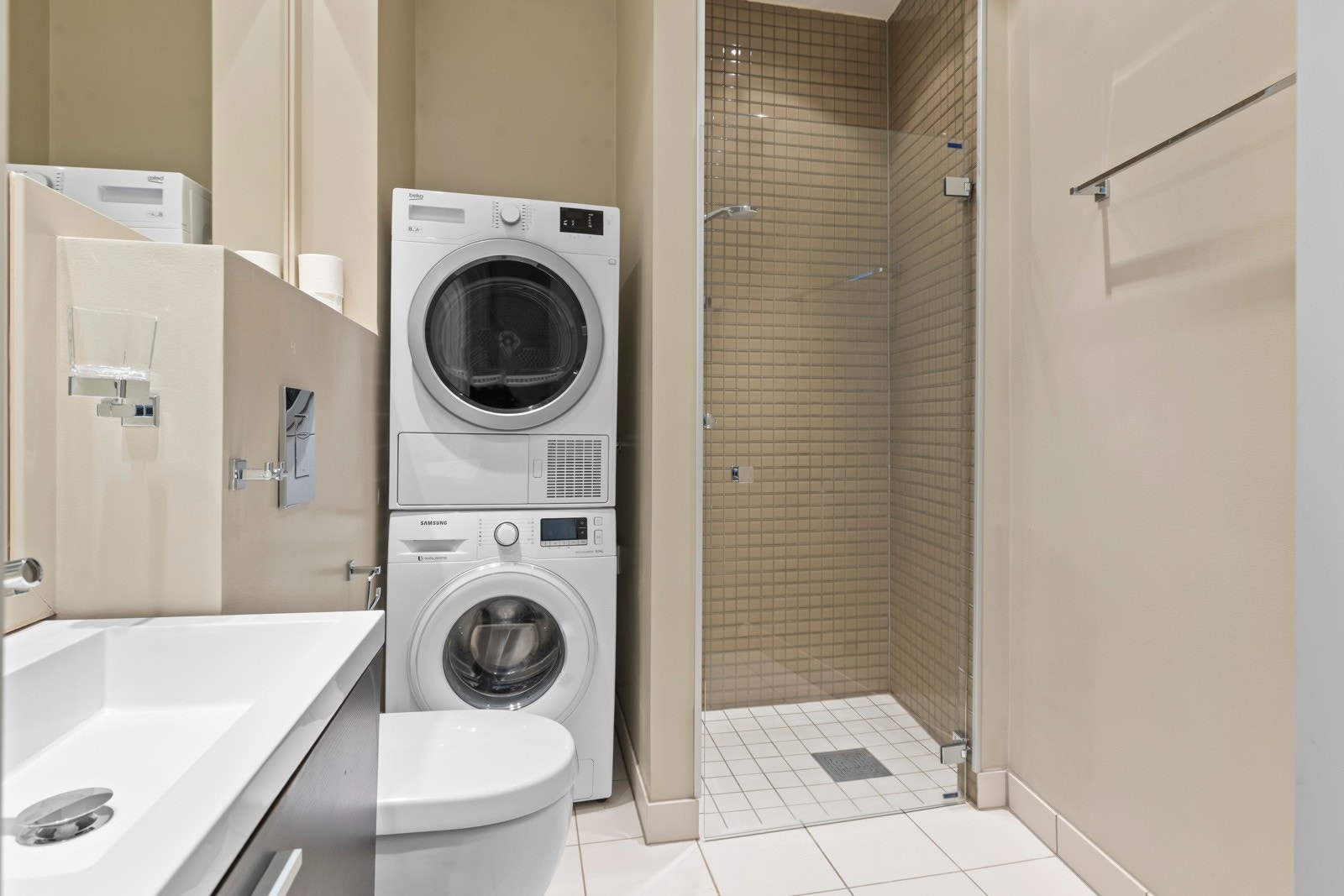 Badet holder samme høye standard - mørk innredning, flislagte gulv og dusj med glassdører. Galleribilde