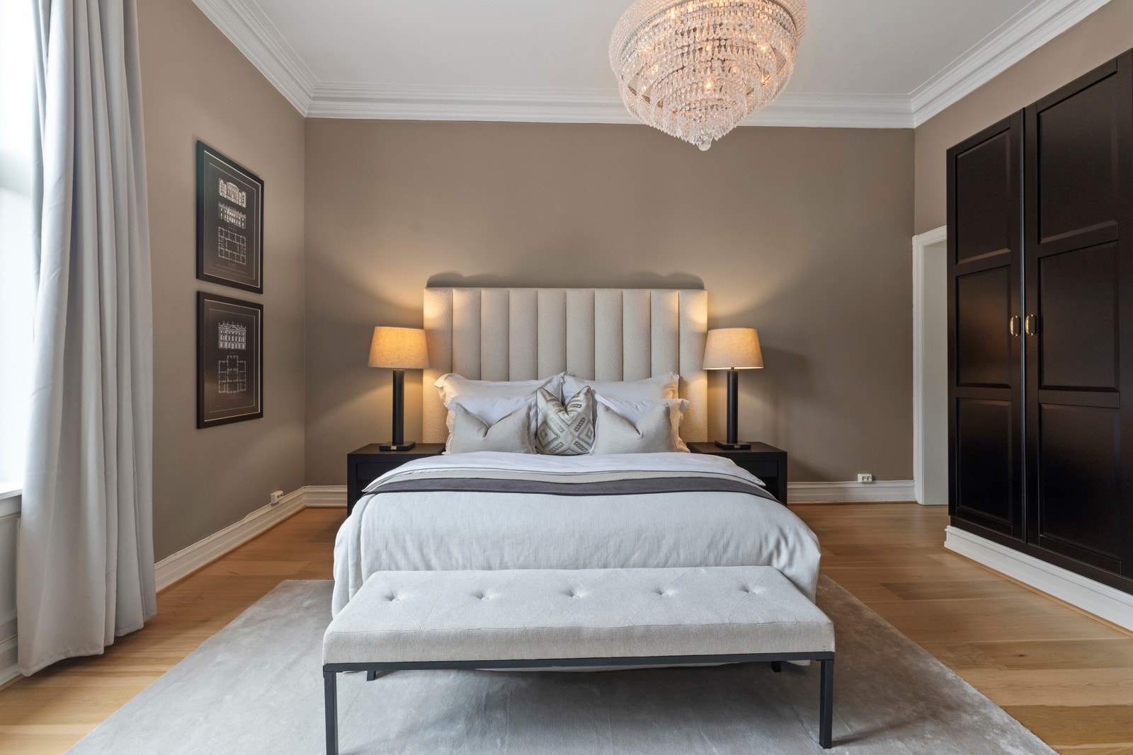 De mørke skapfrontene gir rommet et eksklusivt preg og en stilfull kontrast. Galleribilde