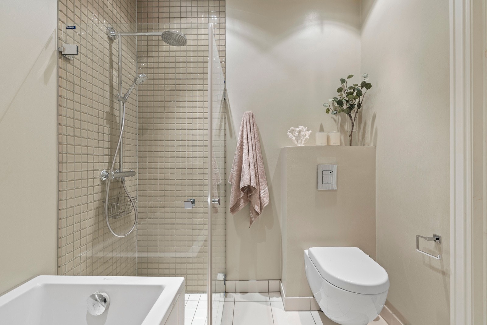 Et bad med hotellfølelse - design, komfort og kvalitet hånd i hånd. Galleribilde