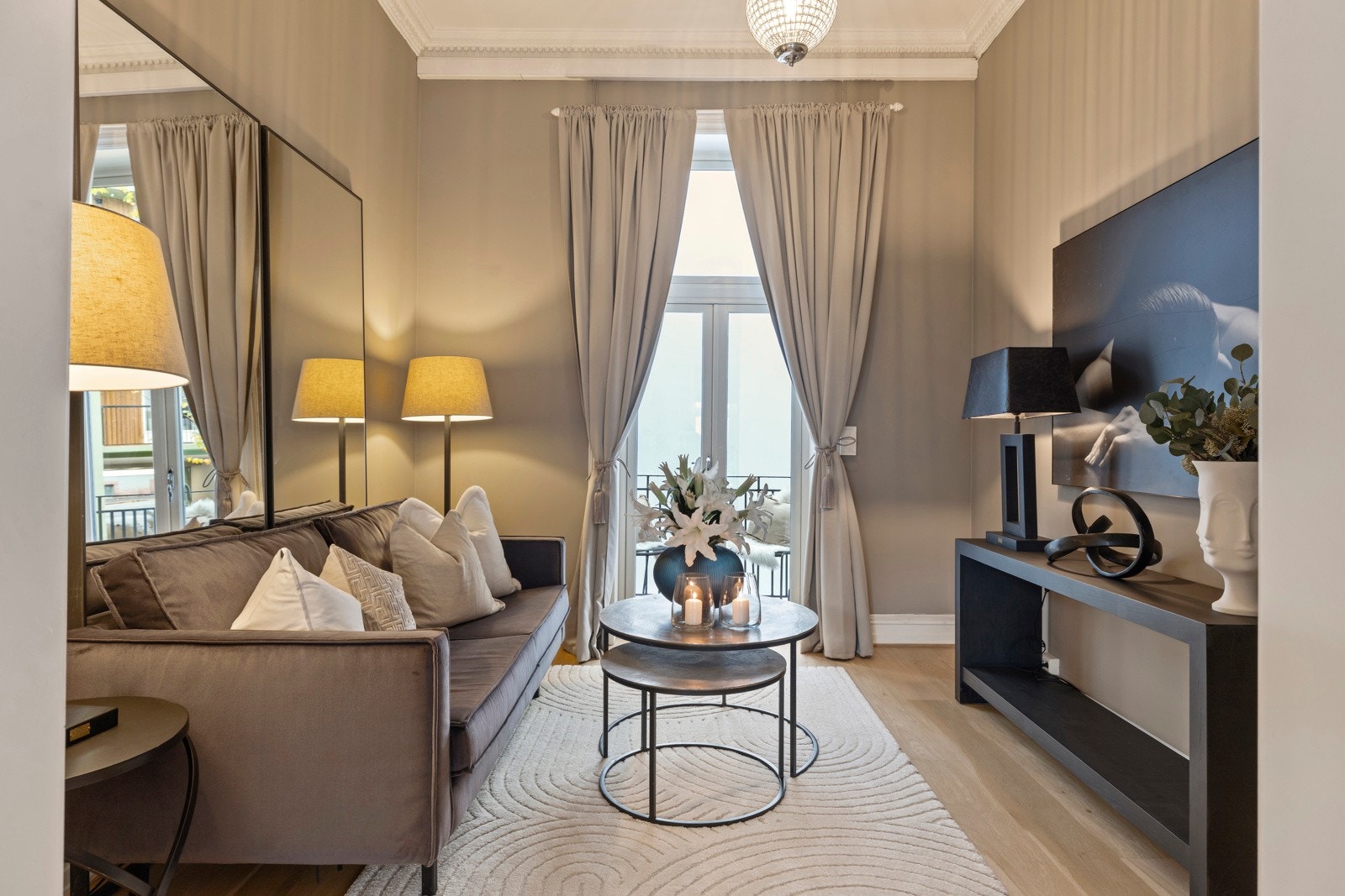 Videre innover i boligen kommer vi til en lun TV-stue .Et perfekt sted for avslapning etter en lang dag. Galleribilde