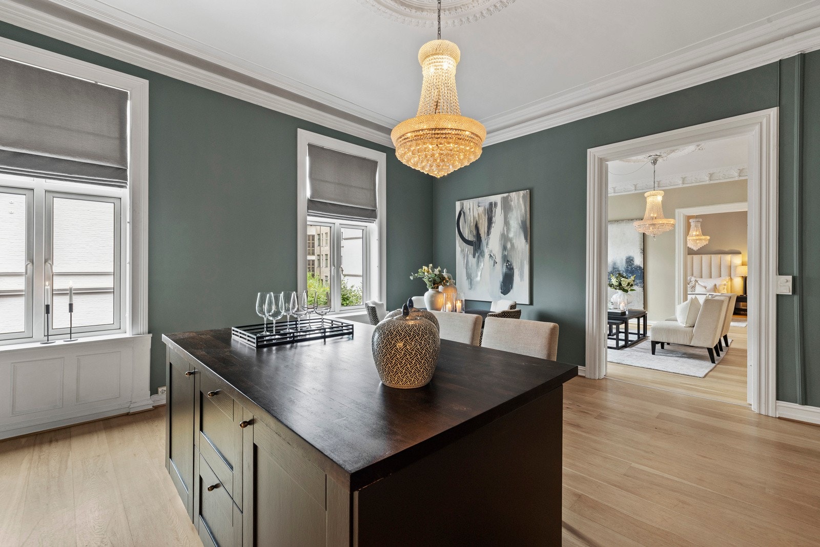 Midt i rommet finner vi en sosial spiseplass - perfekt til både hverdagsmåltider og lange middager med venner. Galleribilde