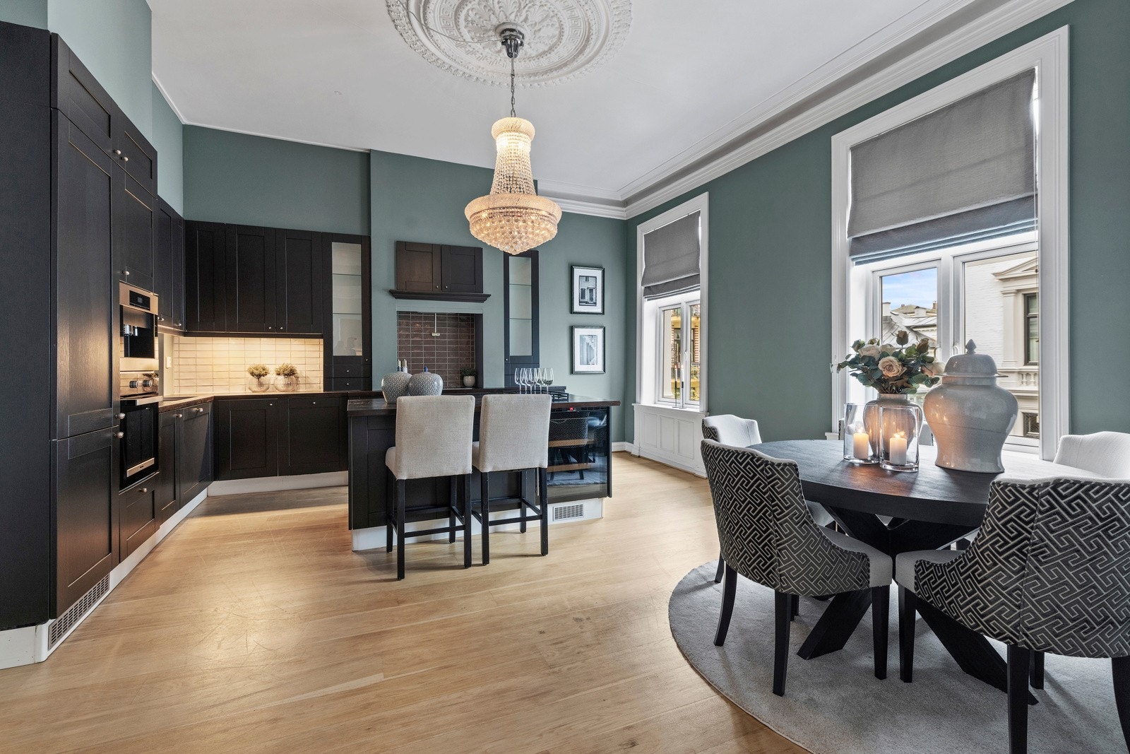 Her kan du nyte frokosten ved vinduet mens lyset flommer inn - en rolig start på dagen i vakre omgivelser. Galleribilde