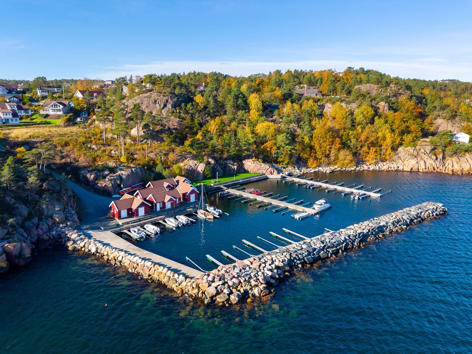 Båtplass medfølger i flott bryggeanlegg ikke langt fra hytten. Galleribilde