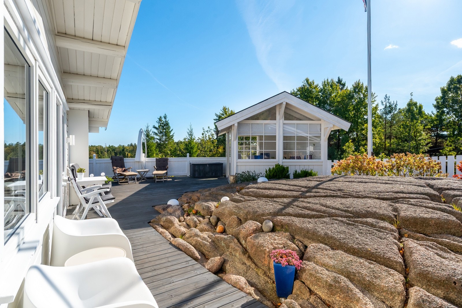 Naturen på tomten glir inn i fin harmoni med terrassene rundt hytten. Galleribilde