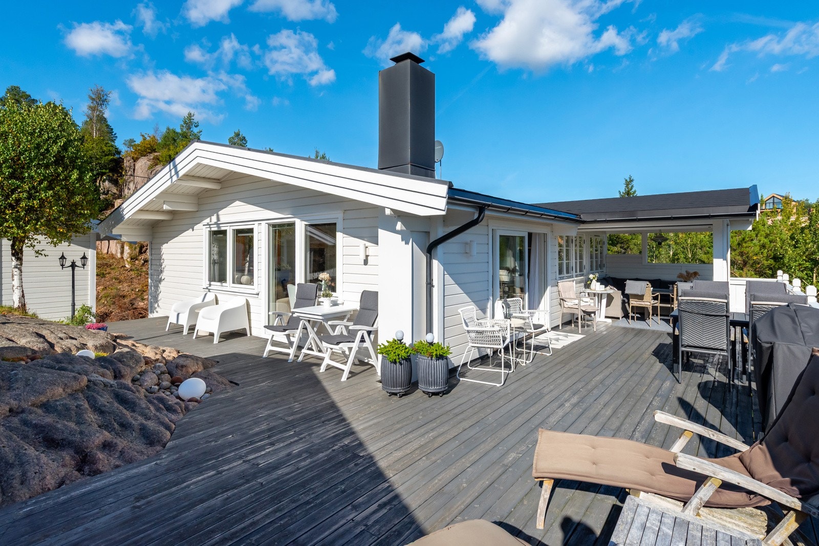 Stor, solrik terrasse med flott utsikt til havet. Galleribilde