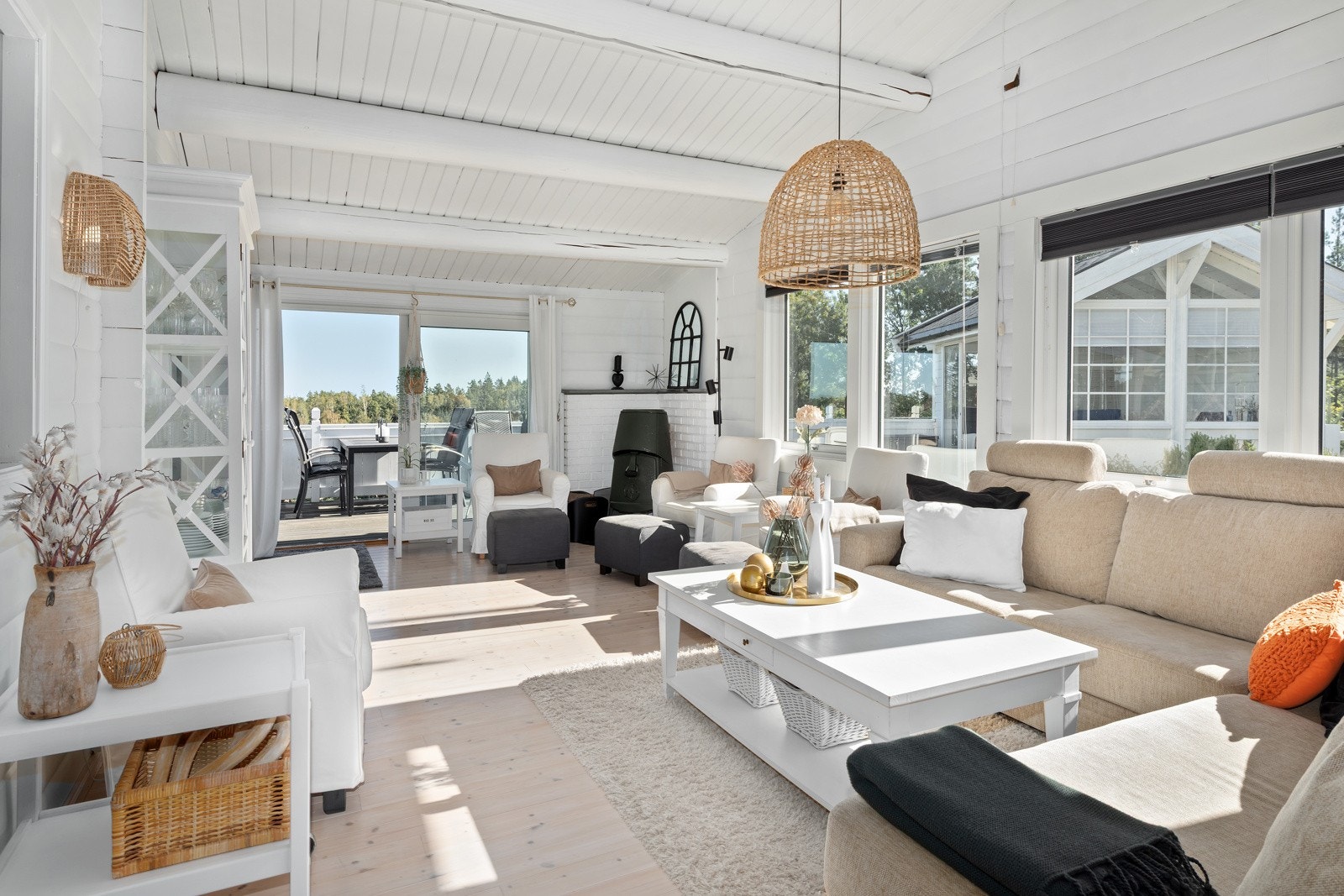 Lys & fin stue. Her er montert peisovn(Jøtul 4) Galleribilde