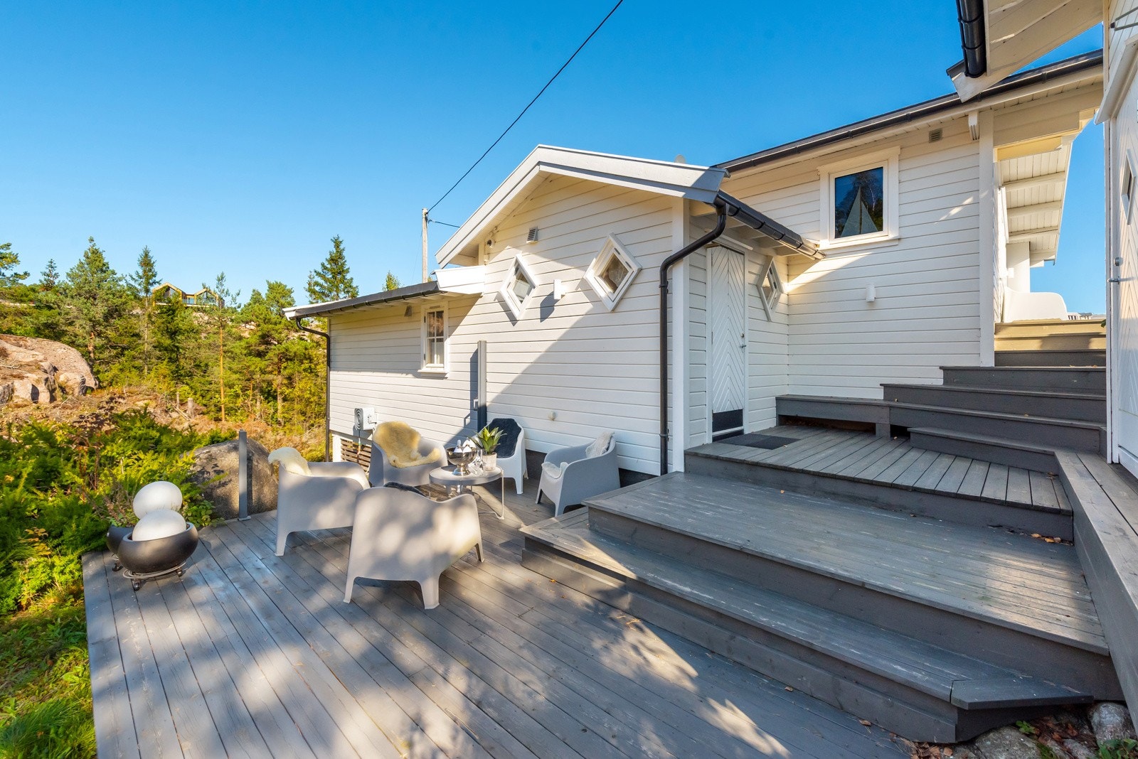 Man har uteplasser på flere sider av hytten slik at man kan flytte seg med vær & vind om man ønsker. Galleribilde