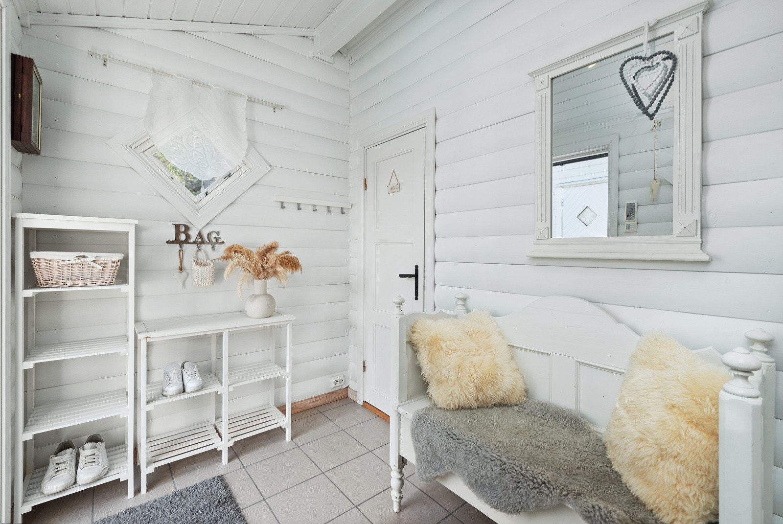 Flislagt gulv i vindfang/gang. Galleribilde