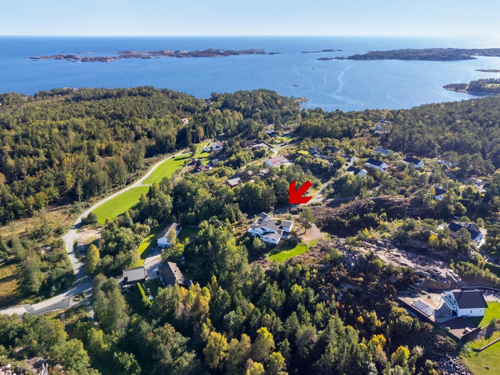 Populært fritidsområde ved sjøen. Kort vei til egen båtplass. Galleribilde