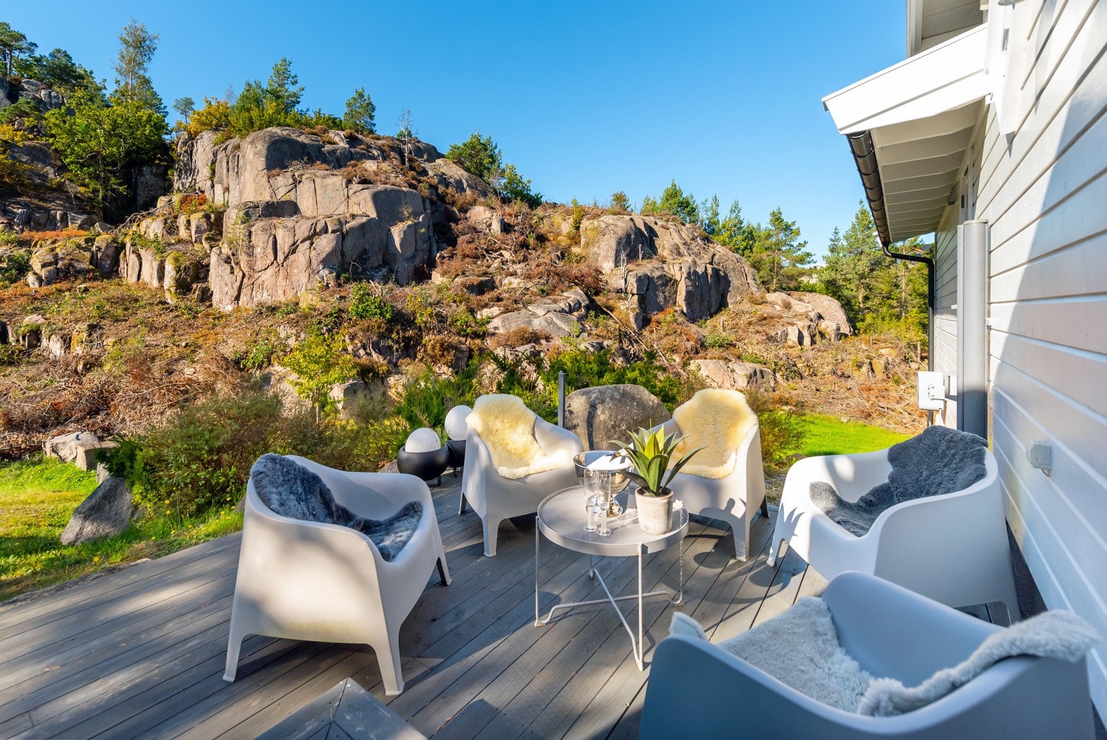 Man har uteplasser på flere sider av hytten slik at man kan flytte seg med vær & vind om man ønsker. Galleribilde