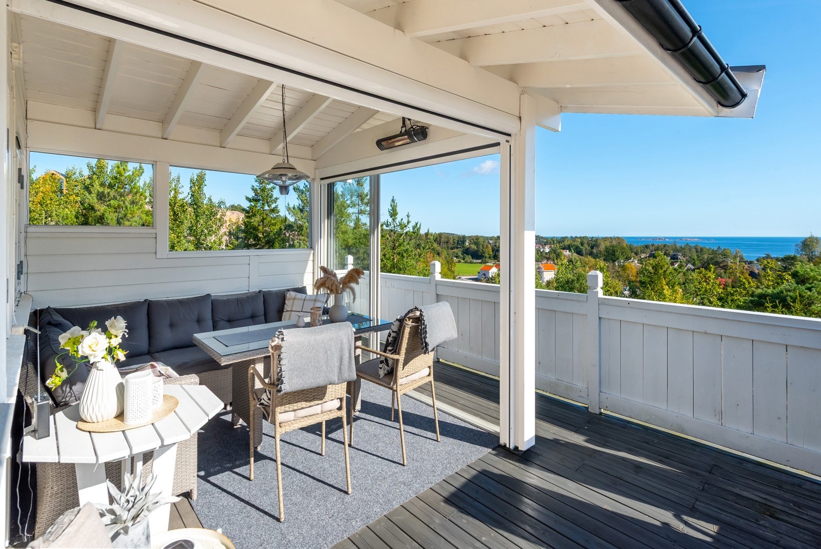 I andre enden av terrassen har man også et takoverbygg hvor man kan stenge igjen med skyvedører & screens. Varmelampe er montert. Galleribilde