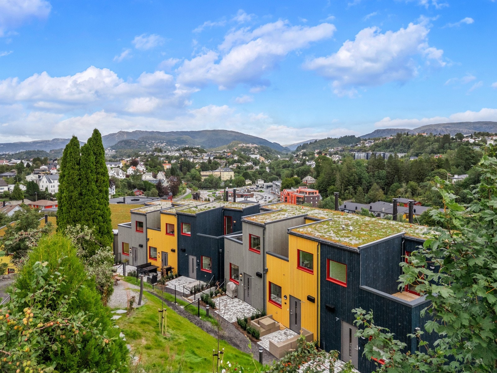 Rekkehuset ligger til i et helt nyetablert boligfelt bestående av 12 seksjoner. Galleribilde