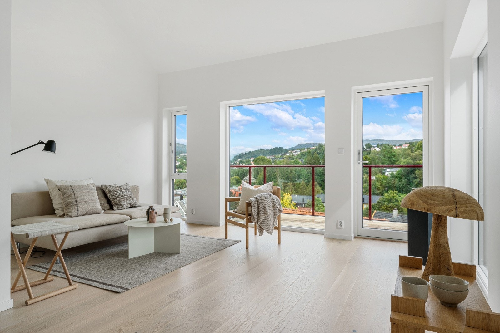 Det er god plass til å møblere med en god sofakrok. Galleribilde