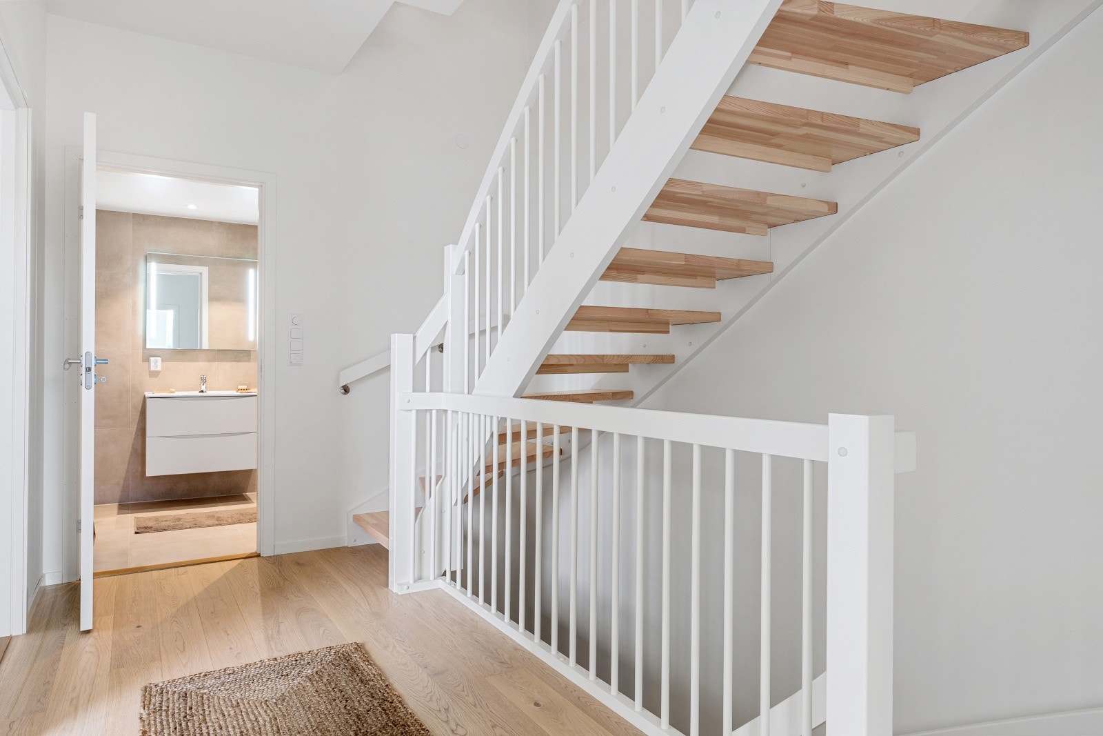 Vi beveger oss ned i boligens 2. etasje. Galleribilde