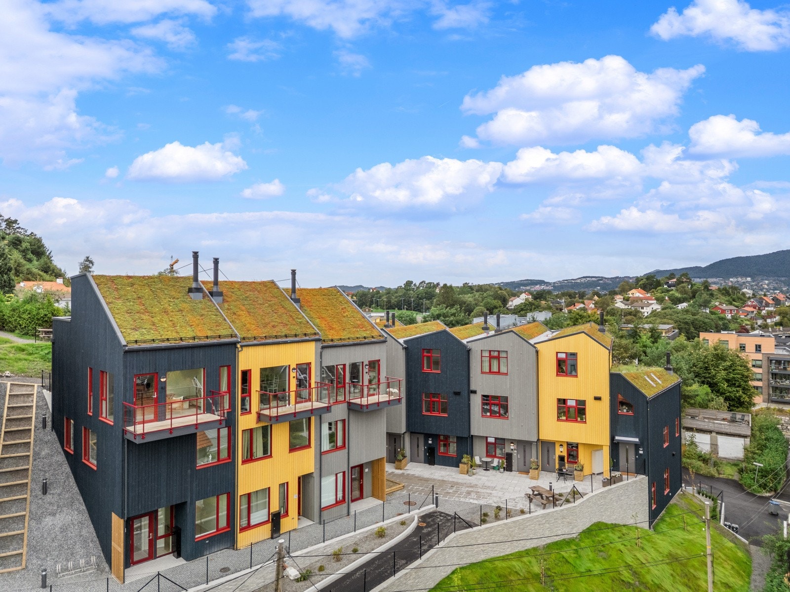 Sameiet er pent opparbeidet med fellesarealer som består av benker, lekeplasser og bordtennis bord. Galleribilde