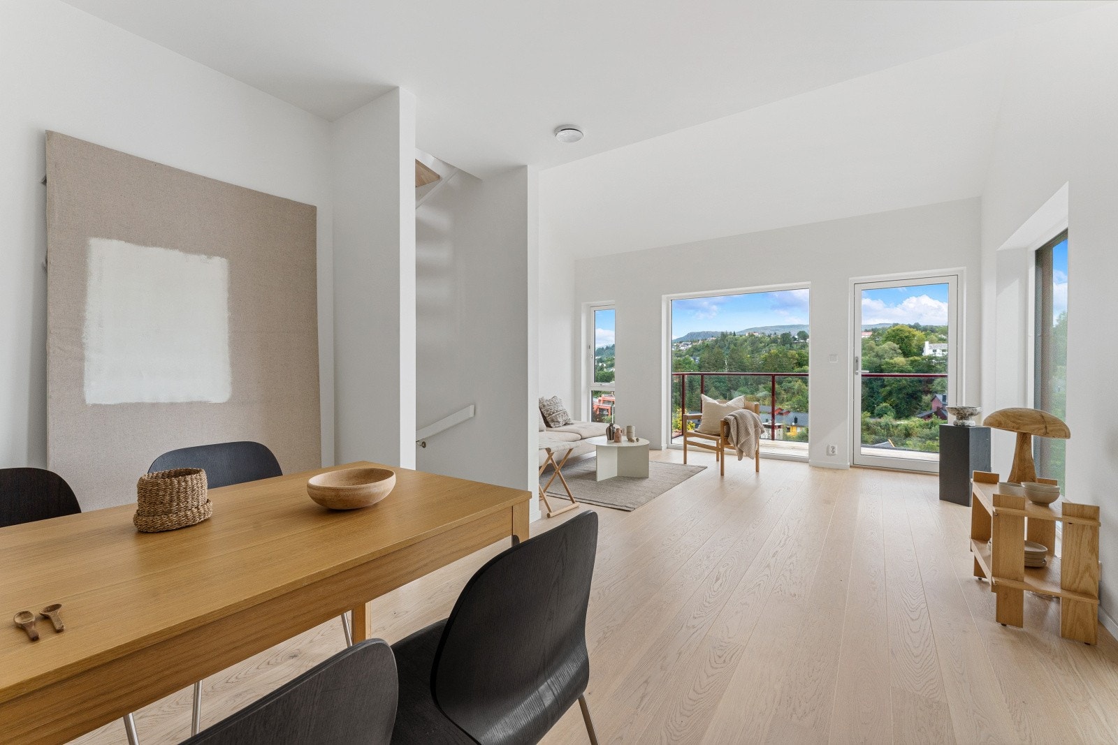 Ved kjøkkenet er det god plass til en spisegruppe av god størrelse. Galleribilde